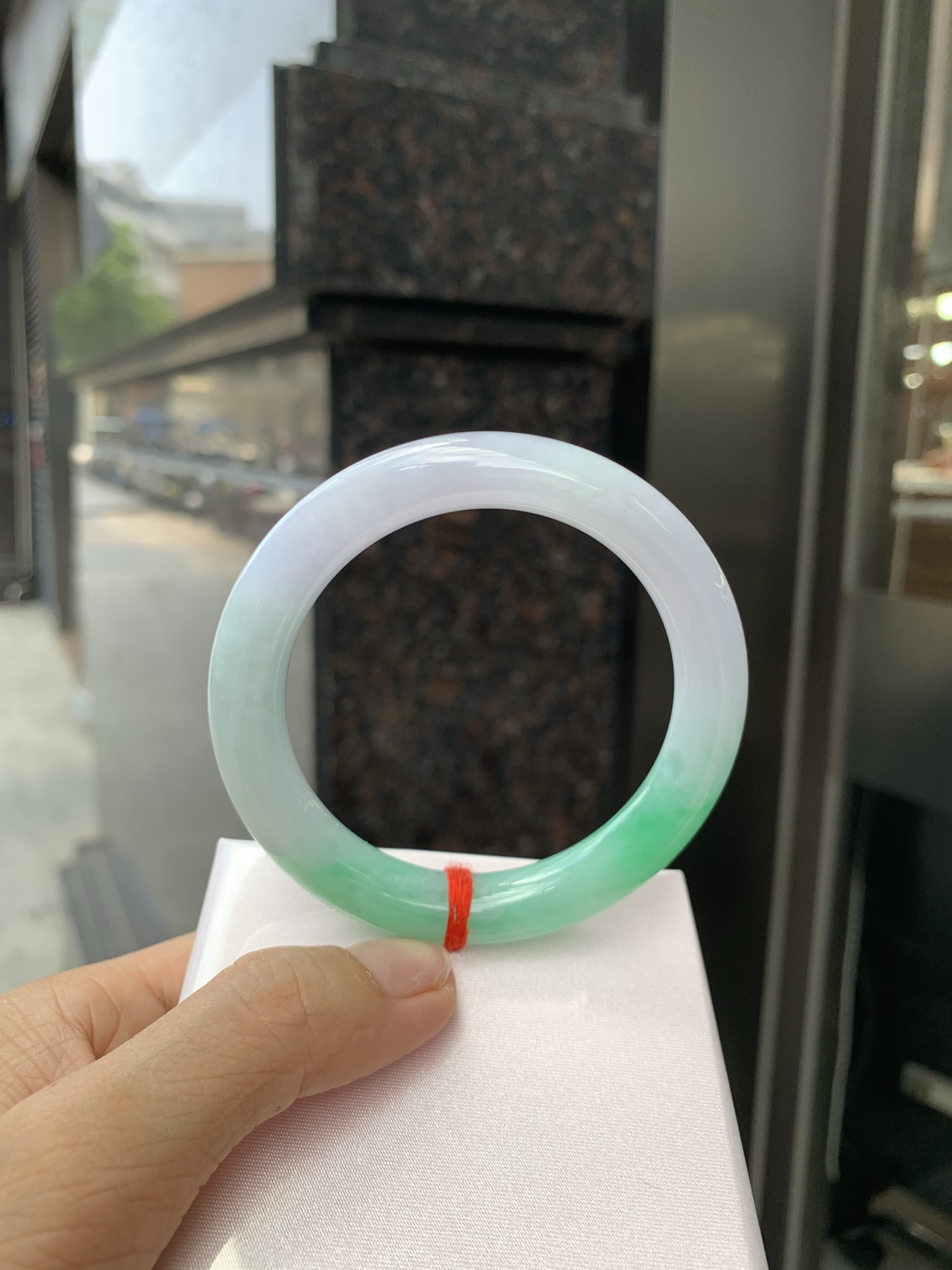 白底青半山水圆条 0527-N781-1 打灯棉线，不影响，底妆水润细腻，半圈绿花色点睛之笔，半山半水，一镯两戴，更显灵动，有生命力。