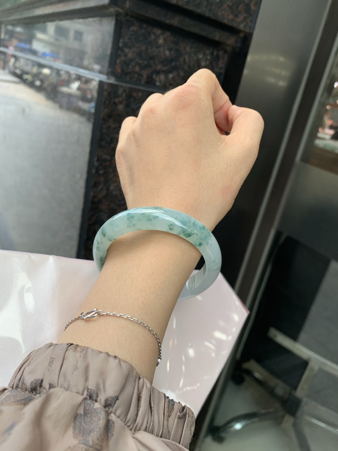 飘花正圈 54.6-7.8-12.4 0527-N781-2 打灯细纹，底妆胶润细腻，蓝花灵动飘逸，勾勒出一幅唯美诗意的山水意境画，古典优雅又秀气