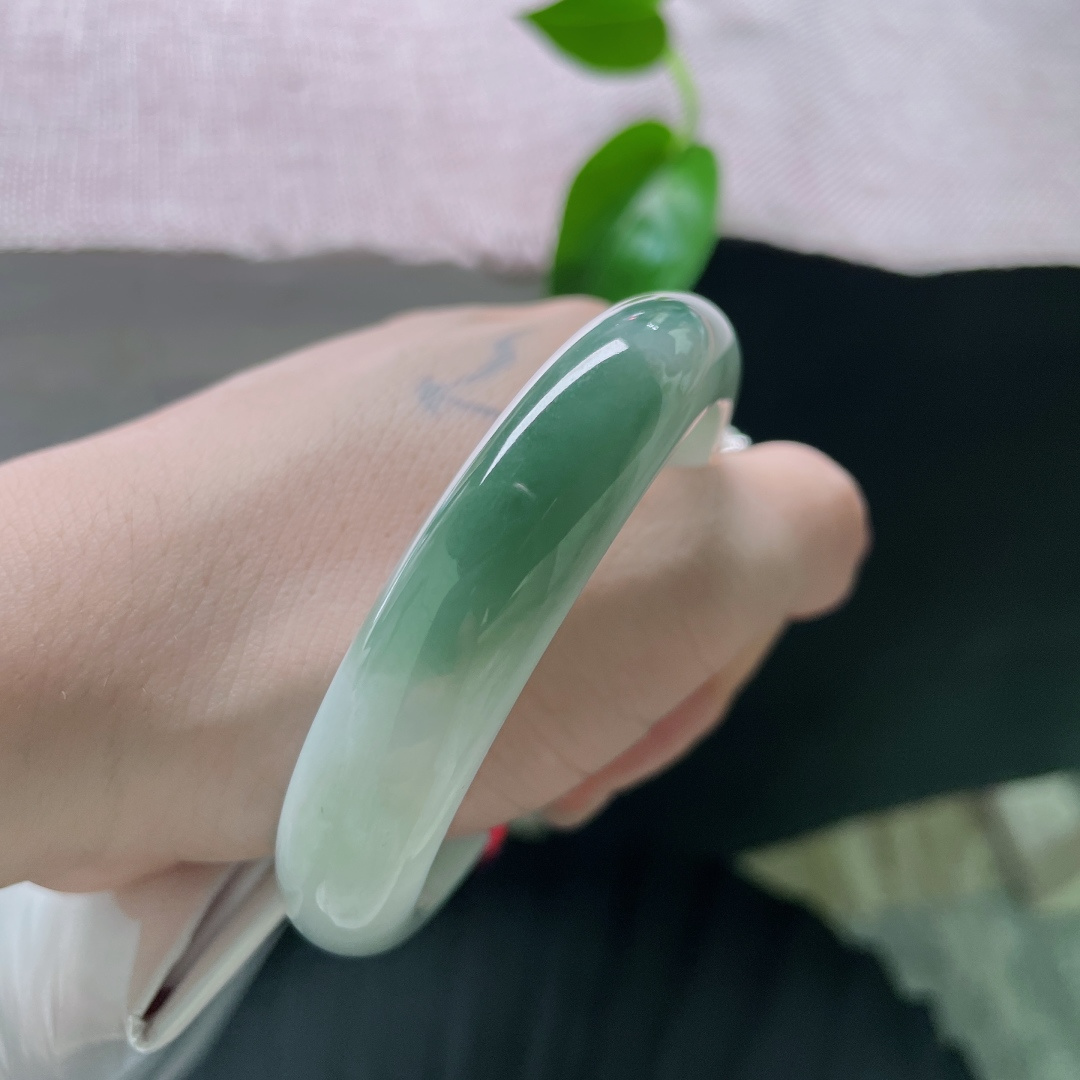 油绿正圈，水润细腻，婉间风华，沉稳贵气，有纹，ss49242a