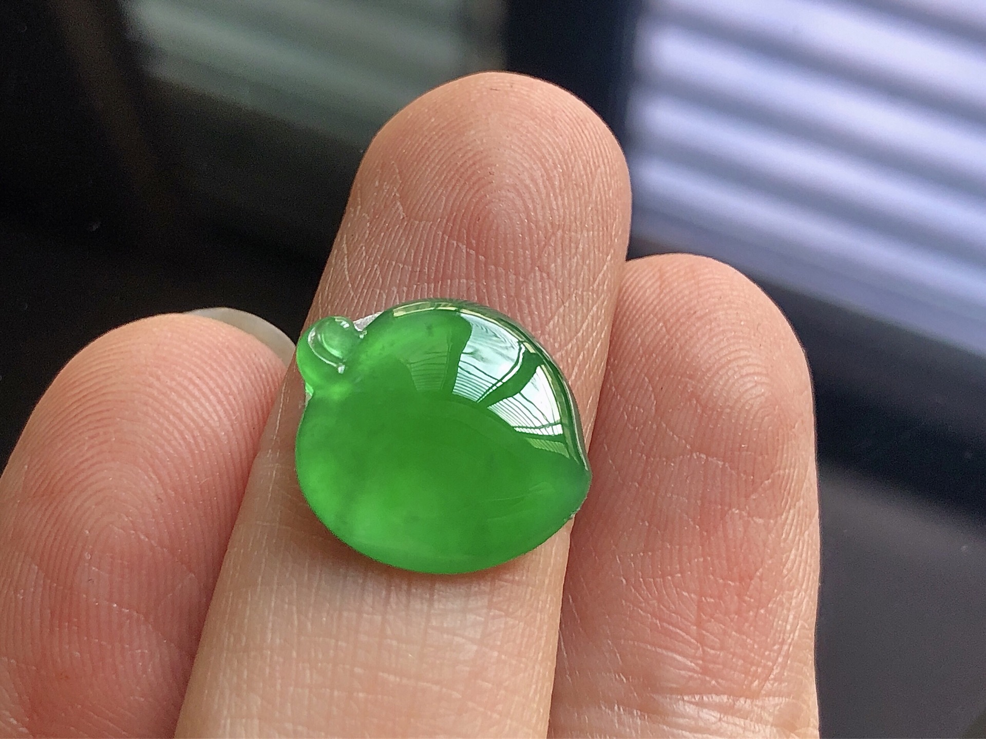 ️ 冰种满色福瓜，色泽极美，通透水润，玉质细腻，夺目迷人，镶嵌效果，品相，无裂，尺寸15.7*14