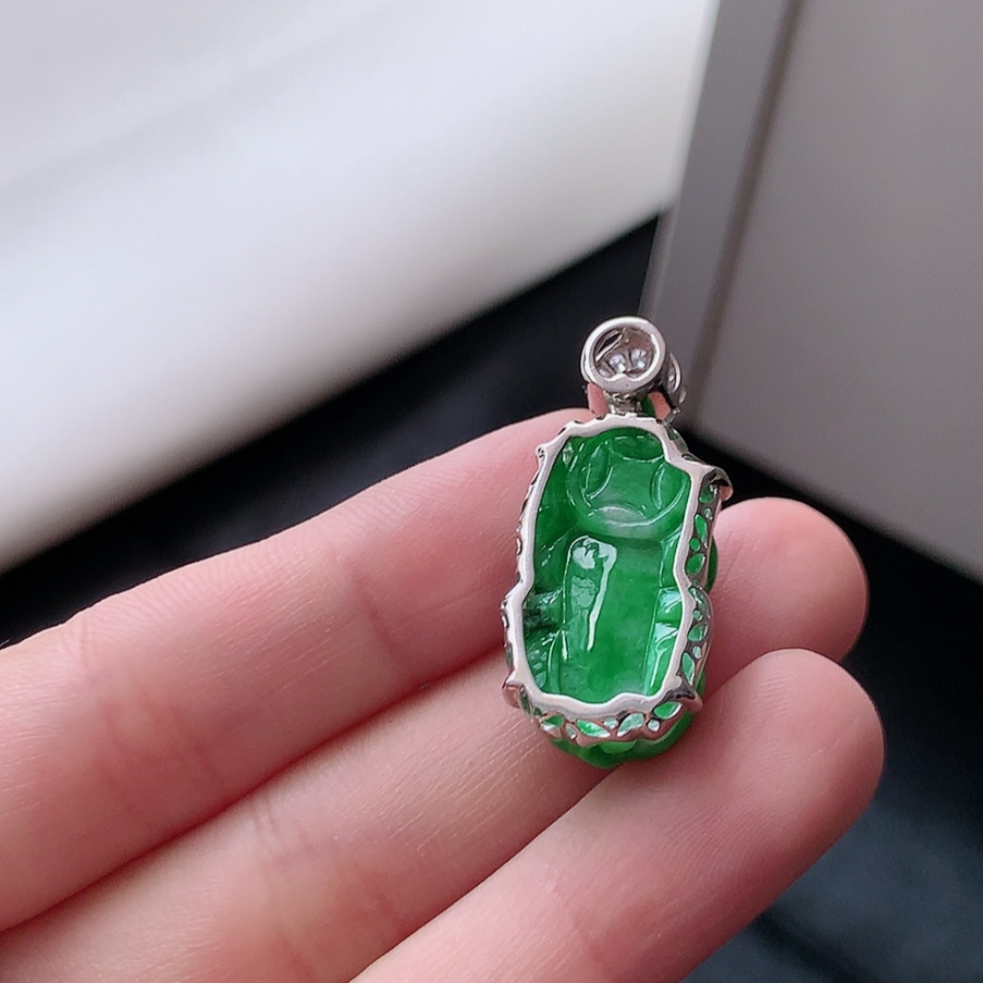 冰阳绿貔貅吊坠 翠色鲜甜，种老冰胶水润，佩戴优雅时尚 货号18525，28.9-13.3-10.3