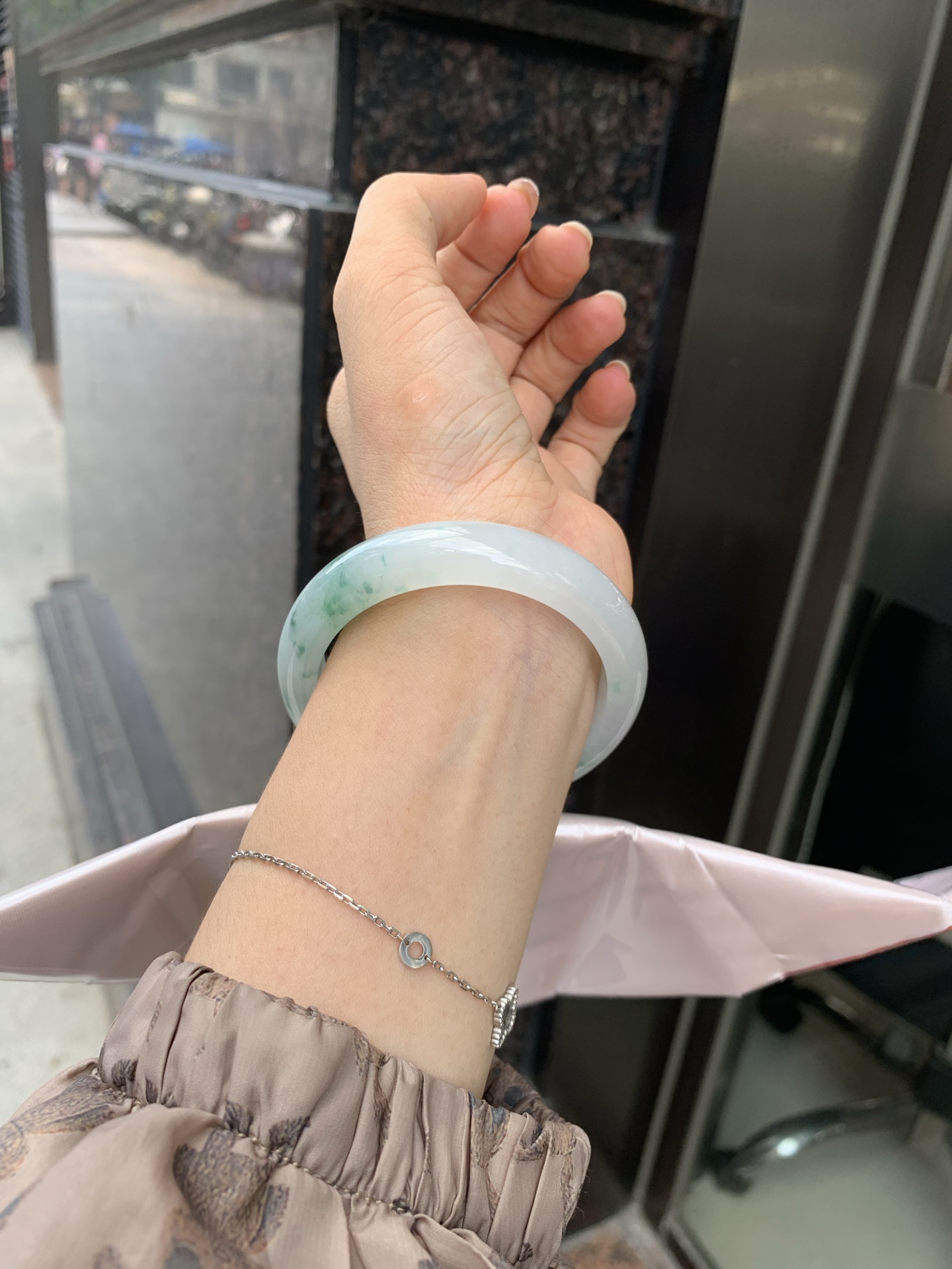 飘花正圈 54.6-7.8-12.4 0527-N781-2 打灯细纹，底妆胶润细腻，蓝花灵动飘逸，勾勒出一幅唯美诗意的山水意境画，古典优雅又秀气