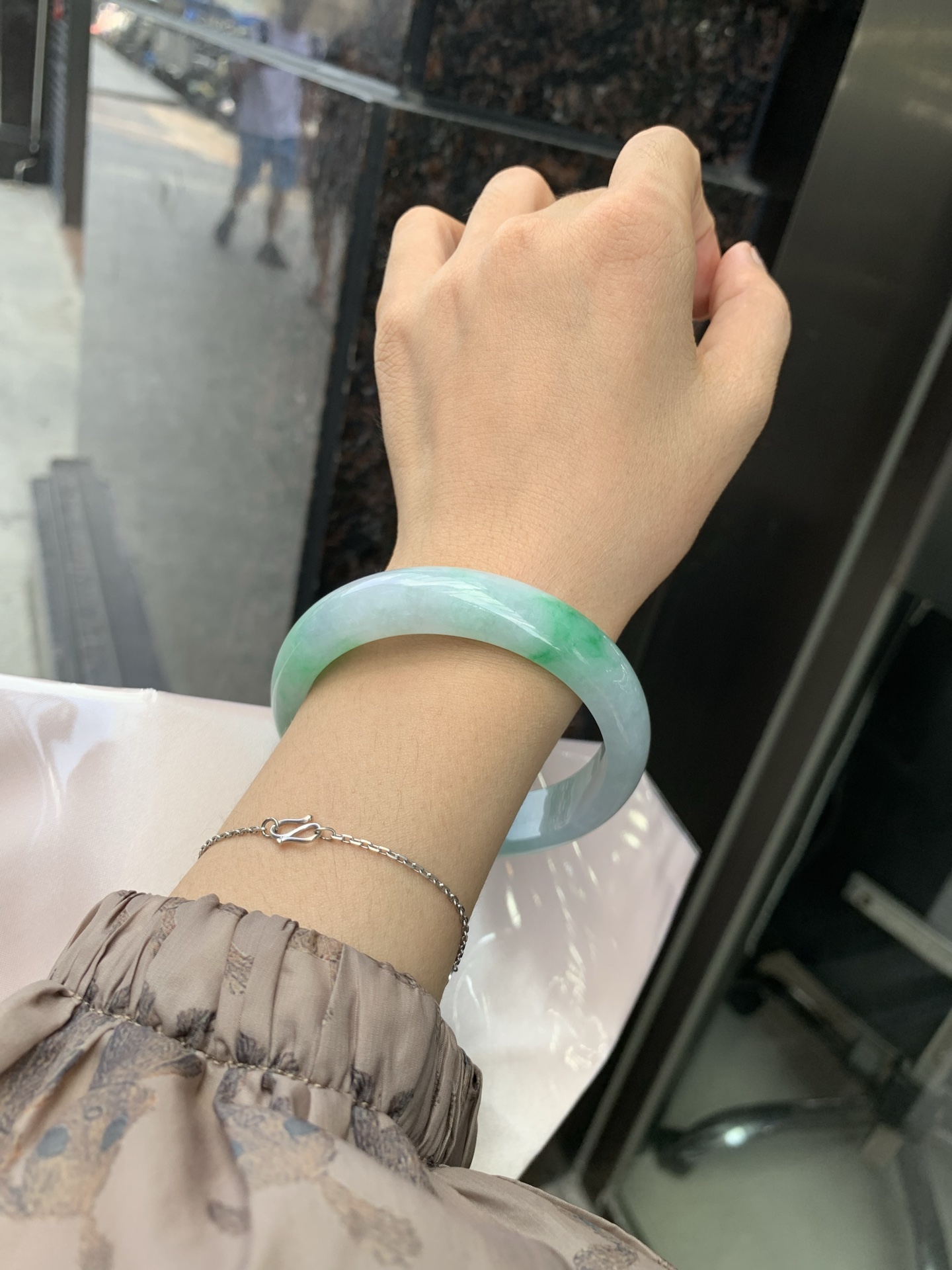 白底青阳绿正圈 58.9-7.5-13.9 0527-231 打灯多处细纹，不影响，底妆水润细腻，满圈阳绿花色点睛之笔，更显灵动，有生命力。