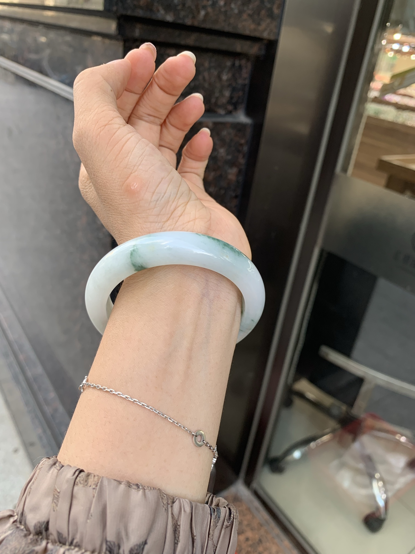 飘花正圈 54.6-8.3-12.3 0527-FF-2833 无裂，底妆水润，蓝花灵动飘逸，勾勒出一幅唯美诗意的山水意境画，古典优雅又秀气