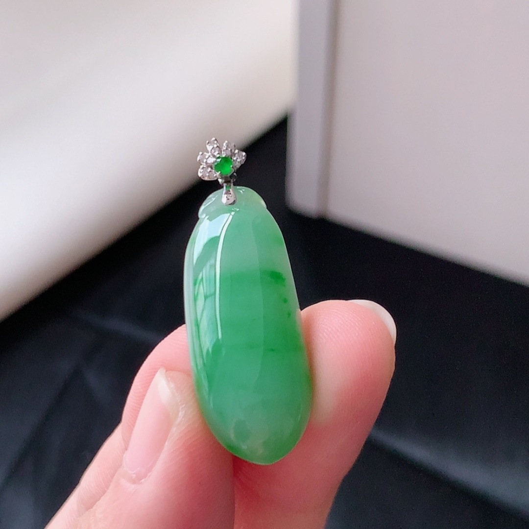 冰飘绿福瓜吊坠。翠色明媚 种老水润，饱满细腻，佩戴优雅时尚 货号35525，29.4-12.2-7.3