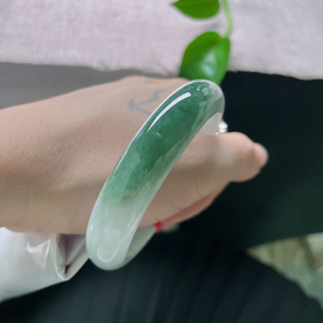 53.3/12.8/7.4，半山水正圈，水墨晕染，天然成画，这是刻在玉里的千里江山。一点指甲纹不显，ss49310a