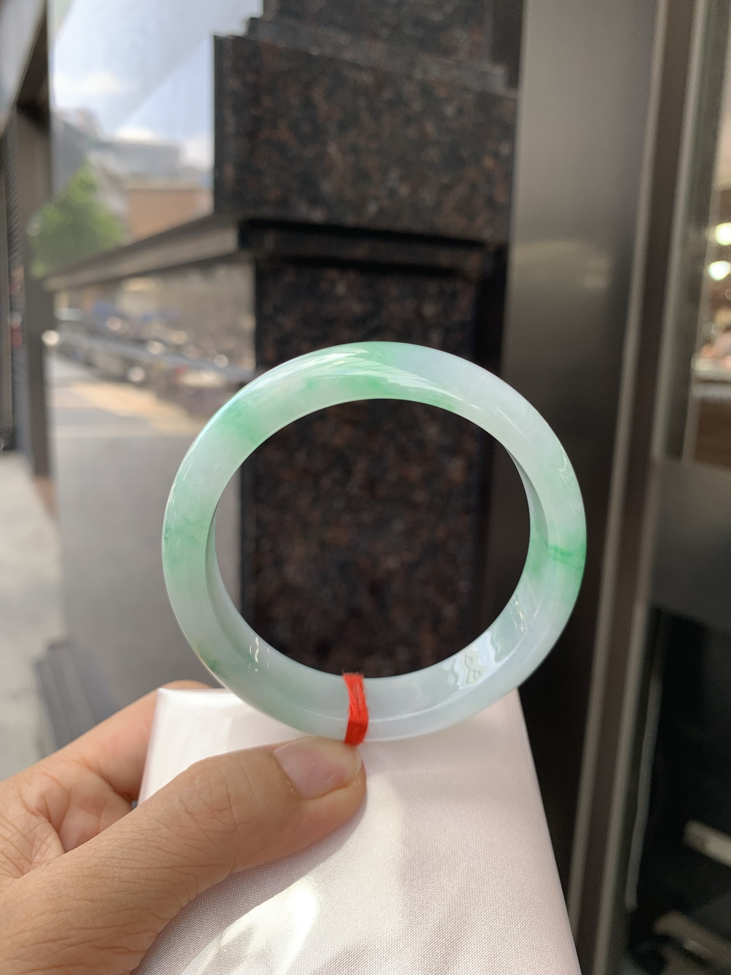 白底青阳绿正圈 58.9-7.5-13.9 0527-231 打灯多处细纹，不影响，底妆水润细腻，满圈阳绿花色点睛之笔，更显灵动，有生命力。