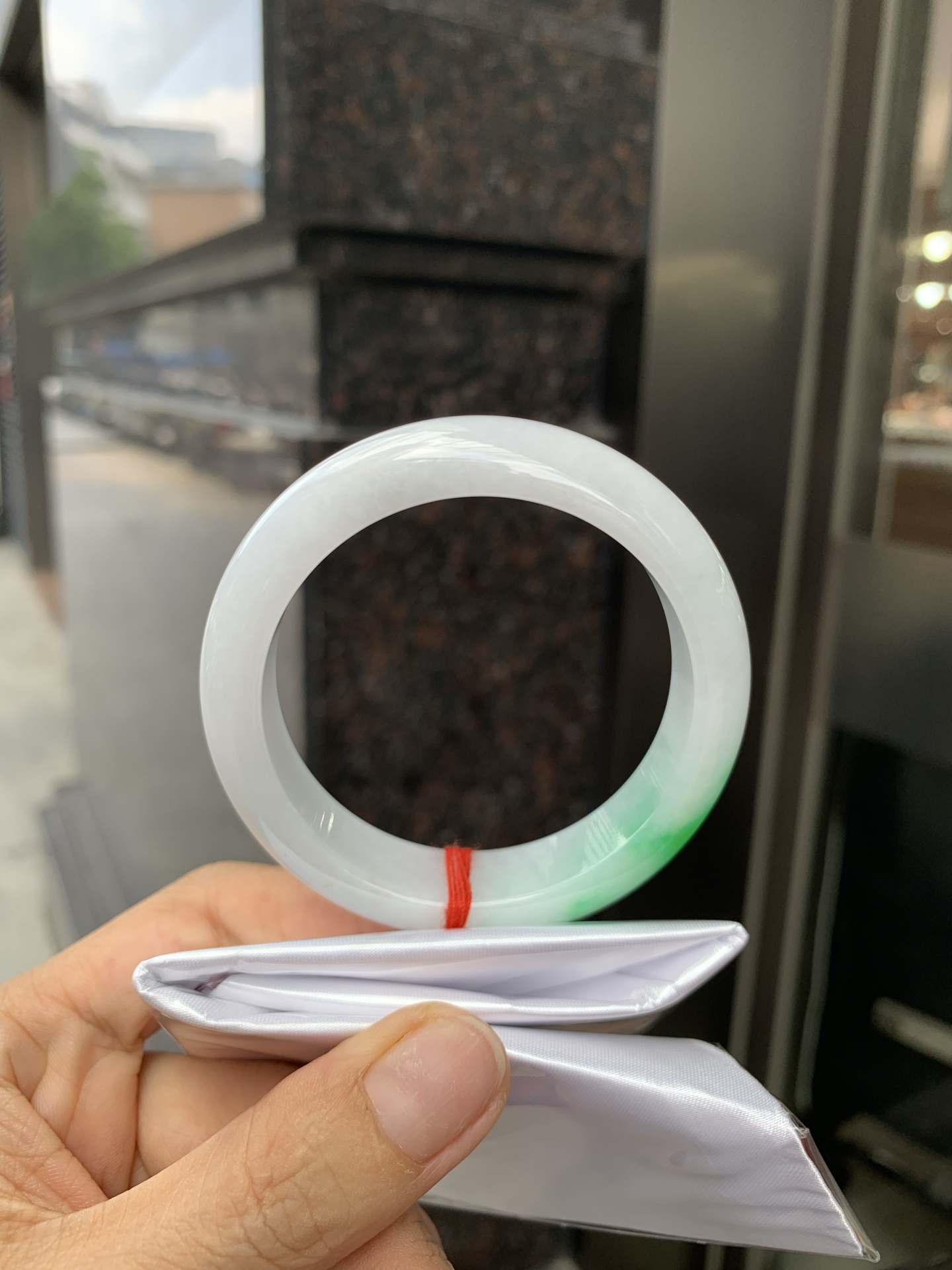 白底青阳绿正圈 52.5-7.8-13.3 0527-231 打灯细纹，不影响，底妆水润细腻，一抹阳绿花色点睛之笔，更显灵动，有生命力。