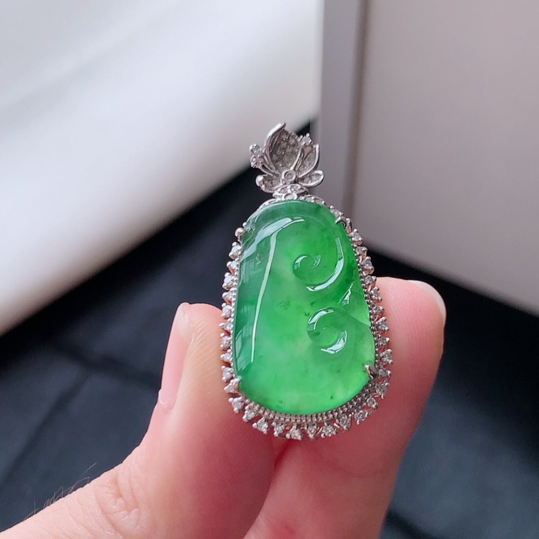 冰飘绿如意吊坠。青翠莹莹，种老冰胶水润，佩戴优雅时尚 货号60525，36.3-17.6-8.7