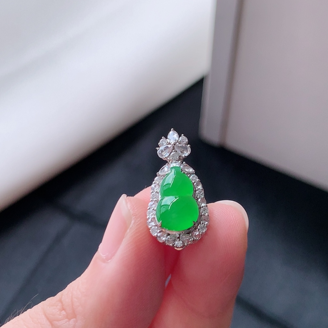 冰阳绿葫芦吊坠。冰润冰胶，种老细腻水润，佩戴优雅精致 货号52525，21.4-10.6-9.5