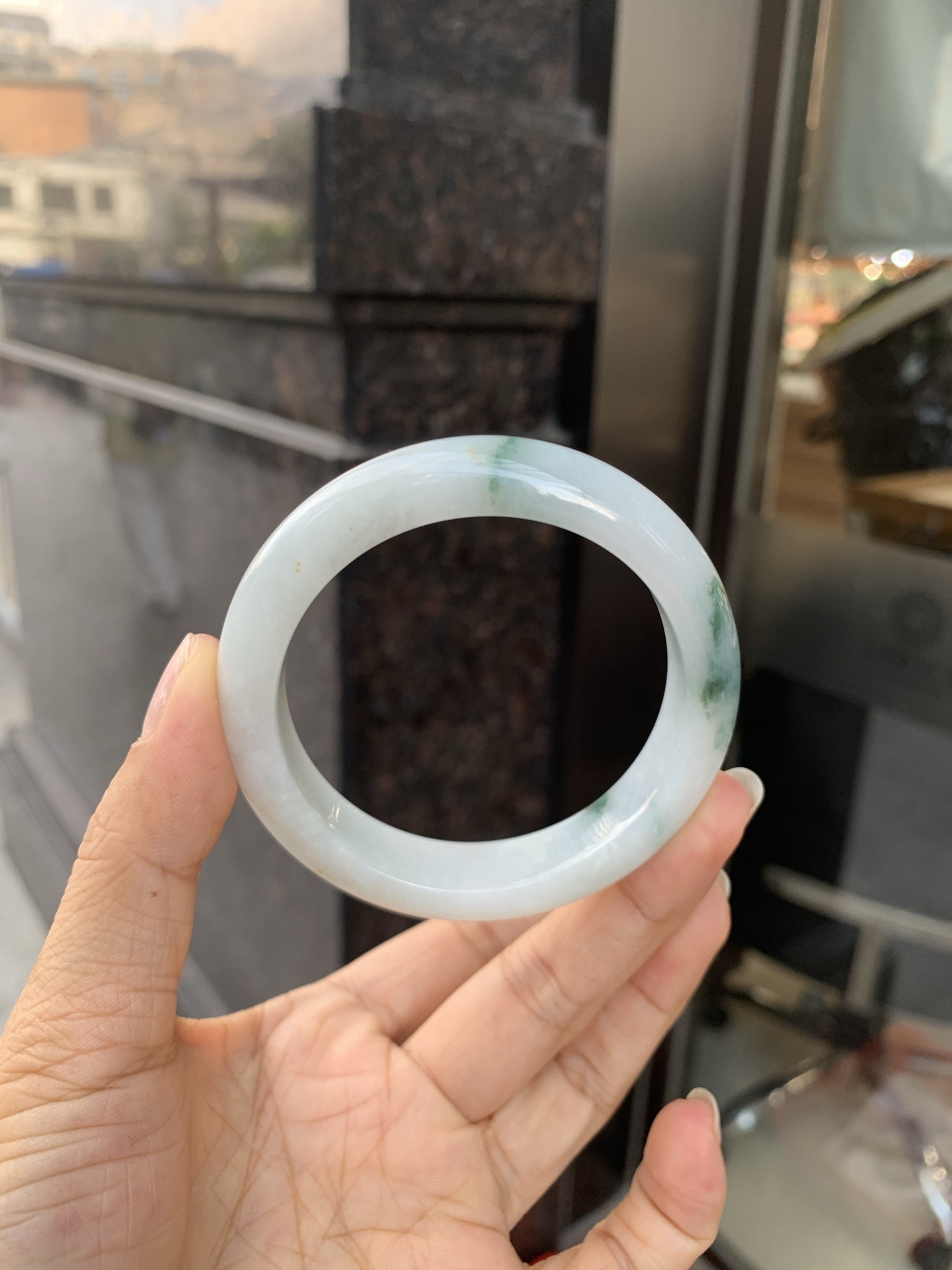 飘花正圈 54.6-8.3-12.3 0527-FF-2833 无裂，底妆水润，蓝花灵动飘逸，勾勒出一幅唯美诗意的山水意境画，古典优雅又秀气