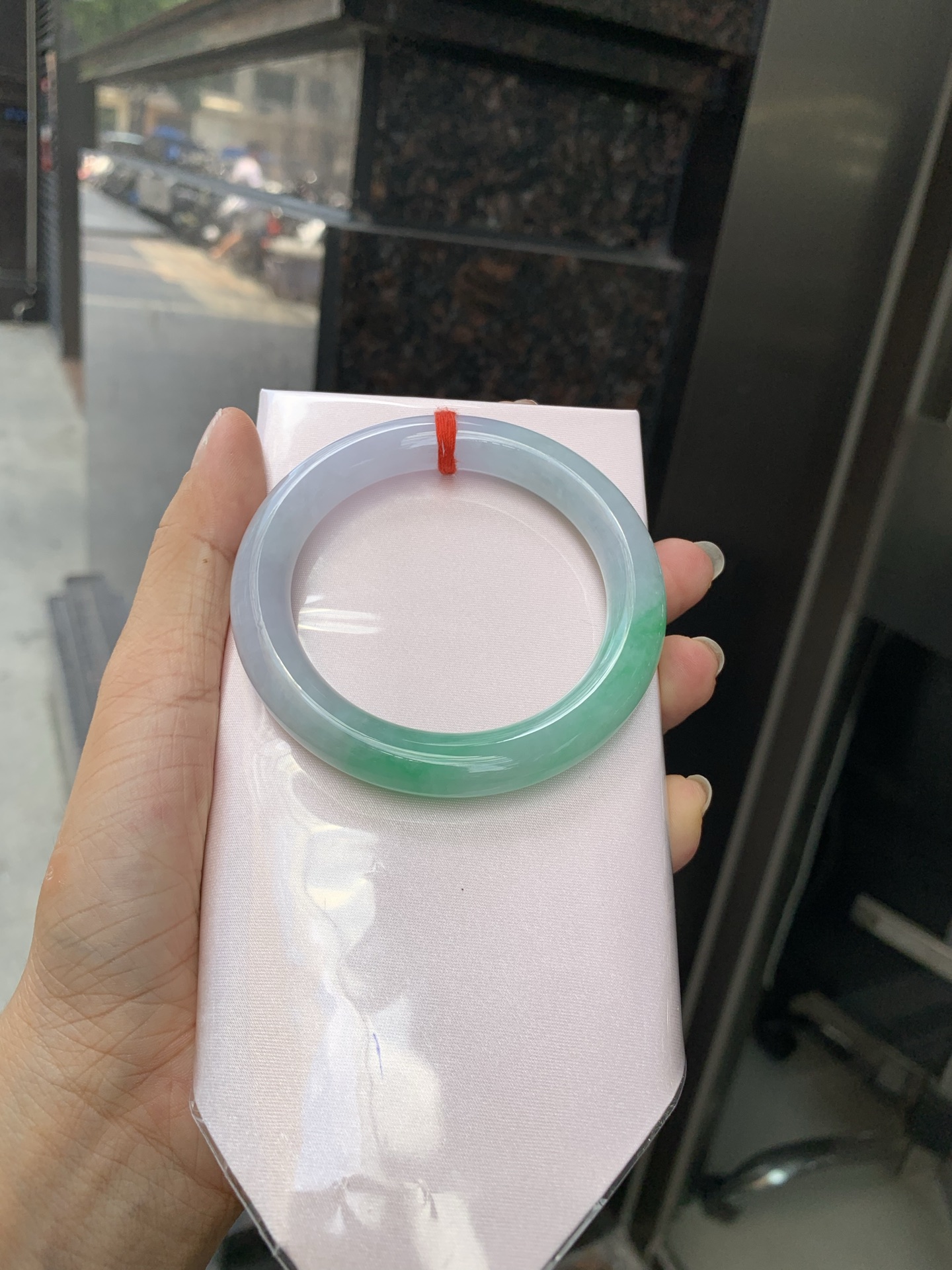 白底青半山水圆条 0527-N781-1 打灯棉线，不影响，底妆水润细腻，半圈绿花色点睛之笔，半山半水，一镯两戴，更显灵动，有生命力。