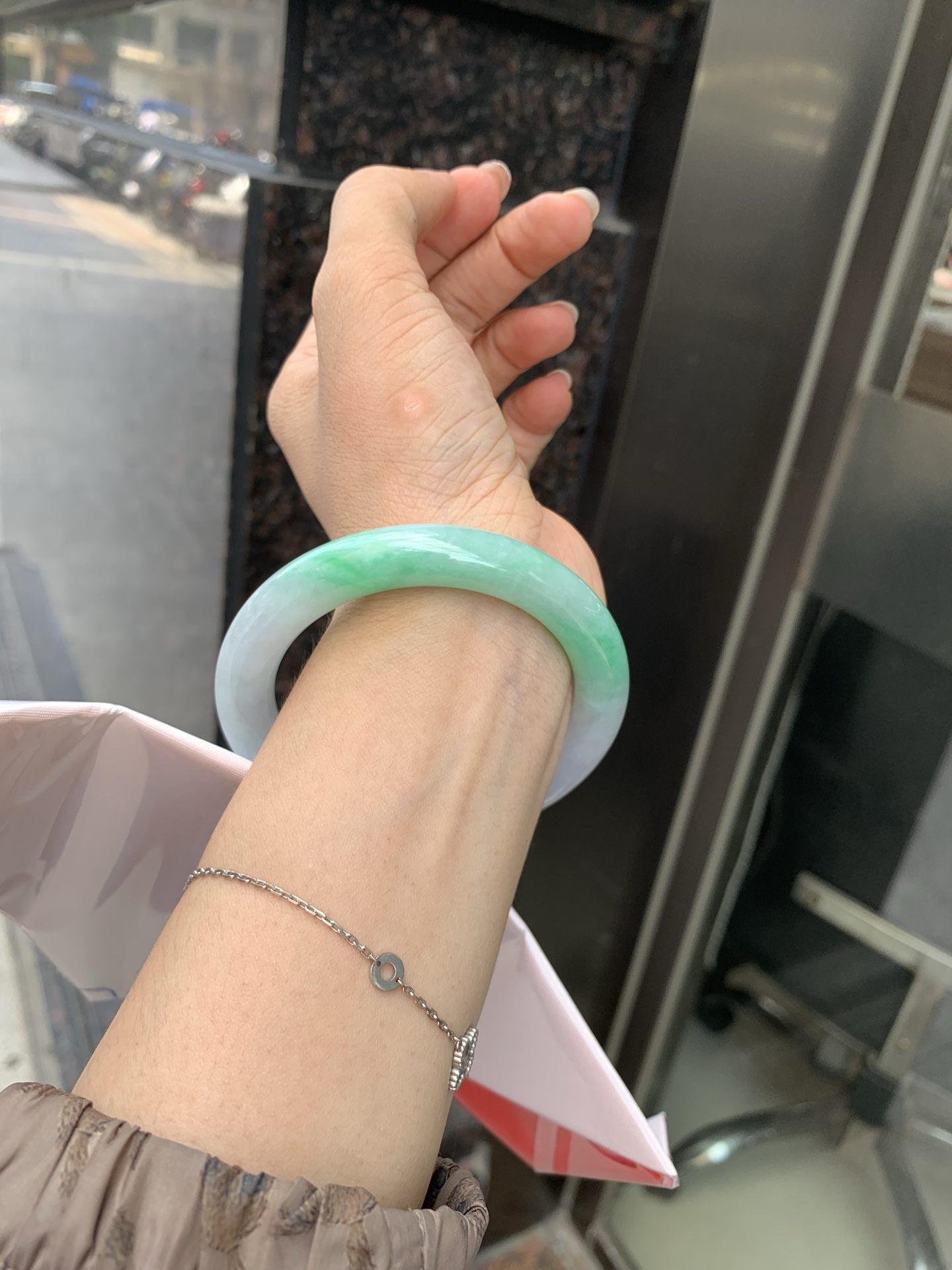 白底青半山水圆条 0527-N781-1 打灯棉线，不影响，底妆水润细腻，半圈绿花色点睛之笔，半山半水，一镯两戴，更显灵动，有生命力。
