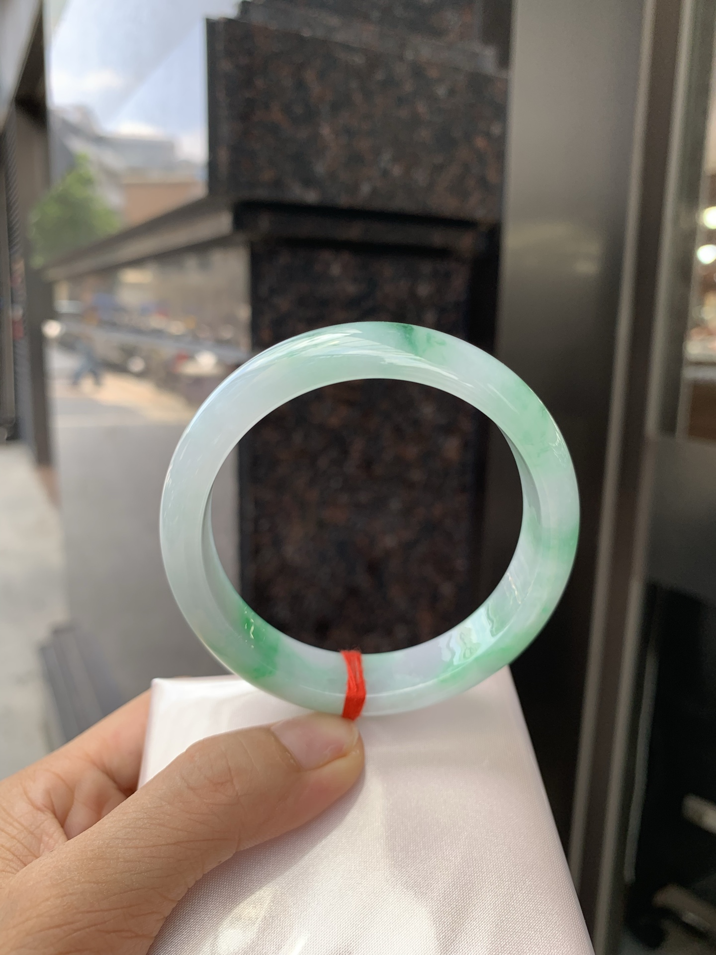 白底青阳绿正圈 58.9-7.5-13.9 0527-231 打灯多处细纹，不影响，底妆水润细腻，满圈阳绿花色点睛之笔，更显灵动，有生命力。