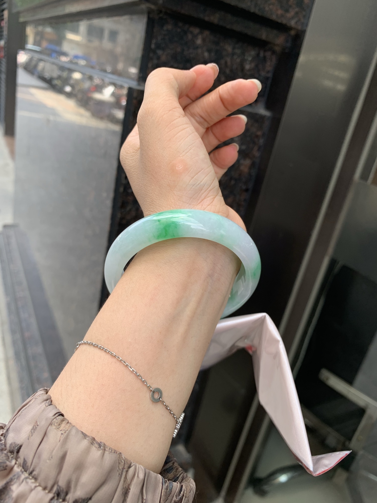 白底青阳绿正圈 58.9-7.5-13.9 0527-231 打灯多处细纹，不影响，底妆水润细腻，满圈阳绿花色点睛之笔，更显灵动，有生命力。
