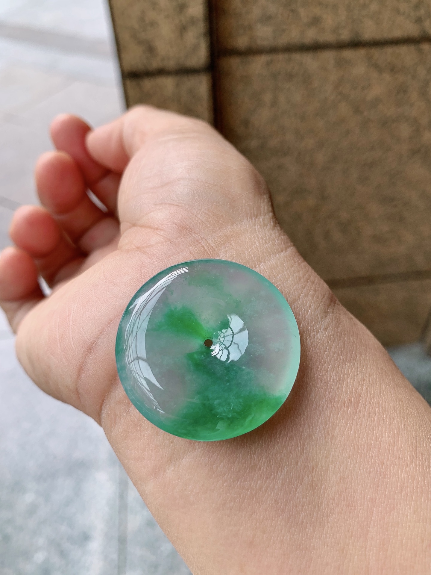 阳绿平安扣，种水佳；尺寸34-6.5，260525