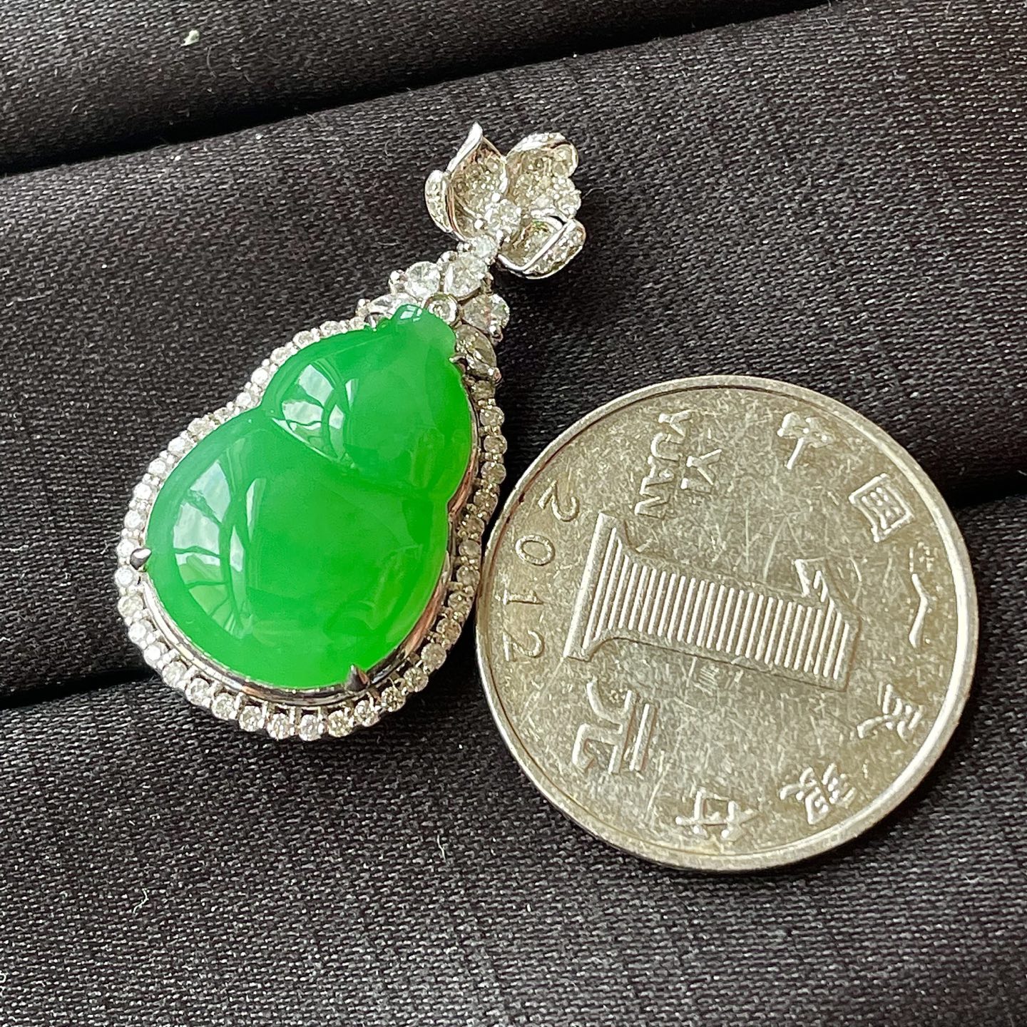 阳绿葫芦吊坠，色辣，18k金镶嵌，饱满水润，无裂，裸石尺寸20/14.2/6--34.3/17.7/11.8编码0526好数字