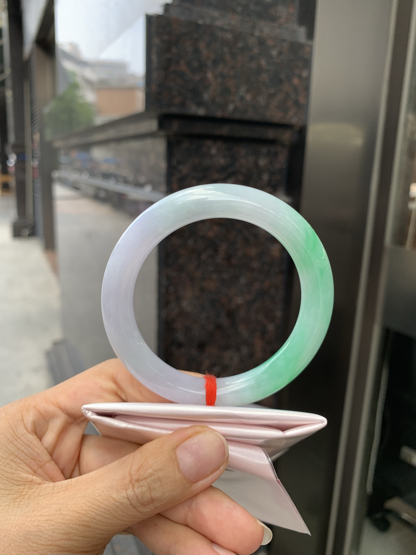 白底青半山水圆条 0527-N781-1 打灯棉线，不影响，底妆水润细腻，半圈绿花色点睛之笔，半山半水，一镯两戴，更显灵动，有生命力。