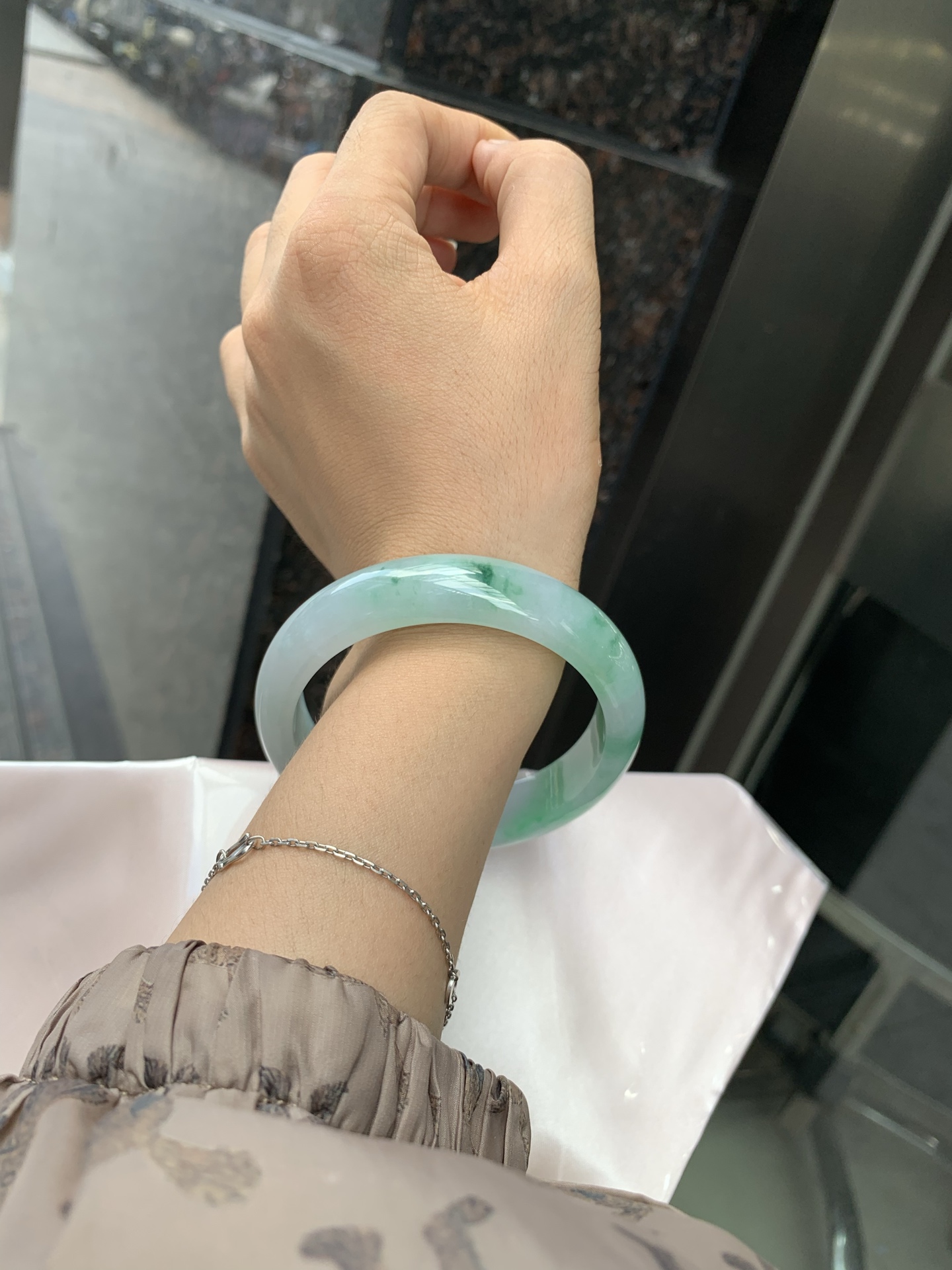 白底青阳绿正圈 58.9-7.5-13.9 0527-231 打灯多处细纹，不影响，底妆水润细腻，满圈阳绿花色点睛之笔，更显灵动，有生命力。