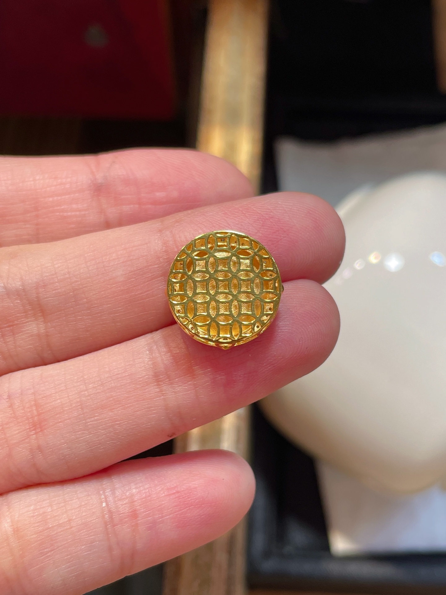 ️ 翡翠飘绿平安扣，质量货，光感强烈 种老细腻，料子水润通透，18k镶，佩戴效果佳，11.8-11.7-2.3