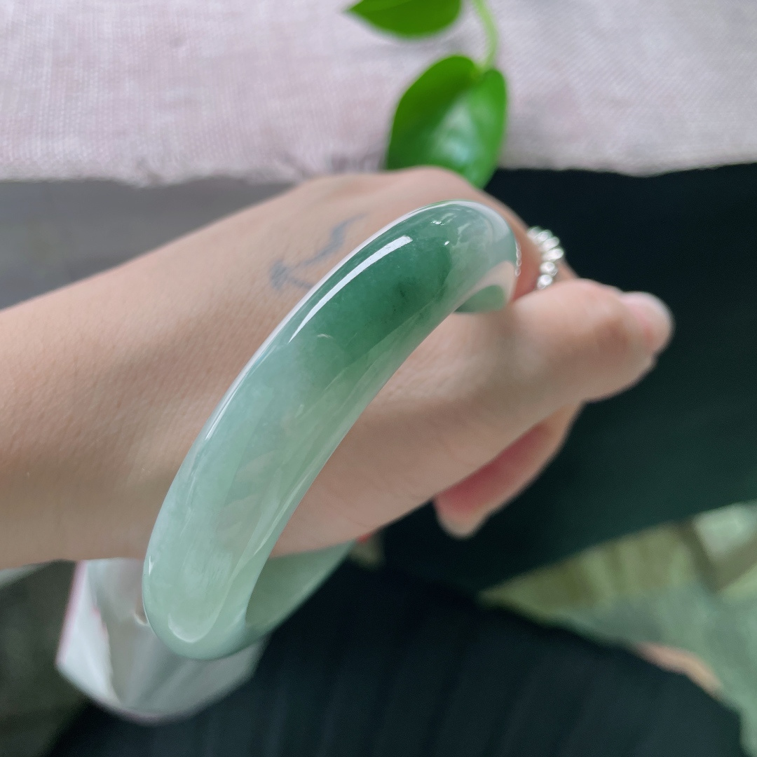 油青正圈，种老，油润透亮，佩戴沉稳，有内涵，ss49300a