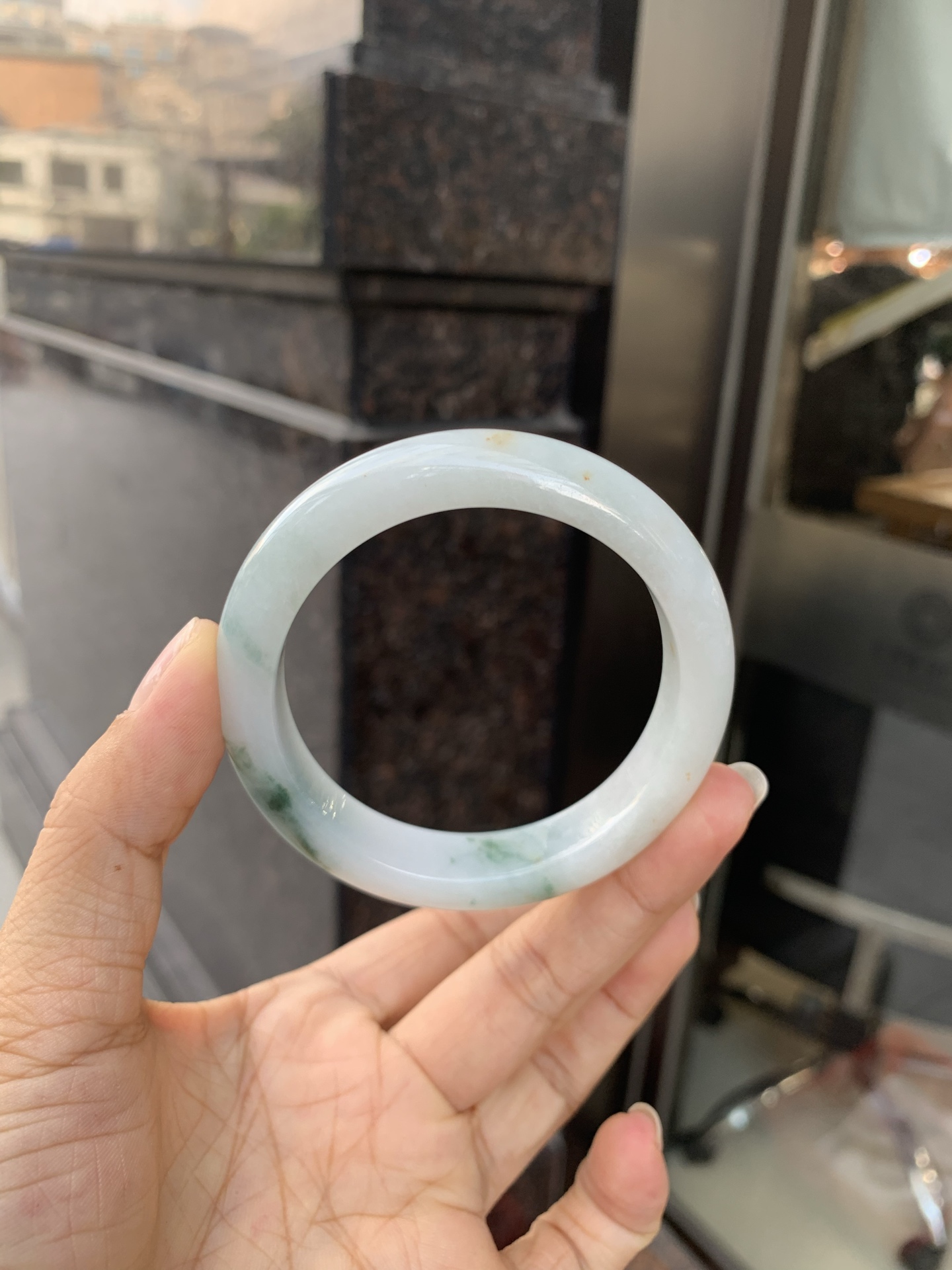 飘花正圈 54.6-8.3-12.3 0527-FF-2833 无裂，底妆水润，蓝花灵动飘逸，勾勒出一幅唯美诗意的山水意境画，古典优雅又秀气
