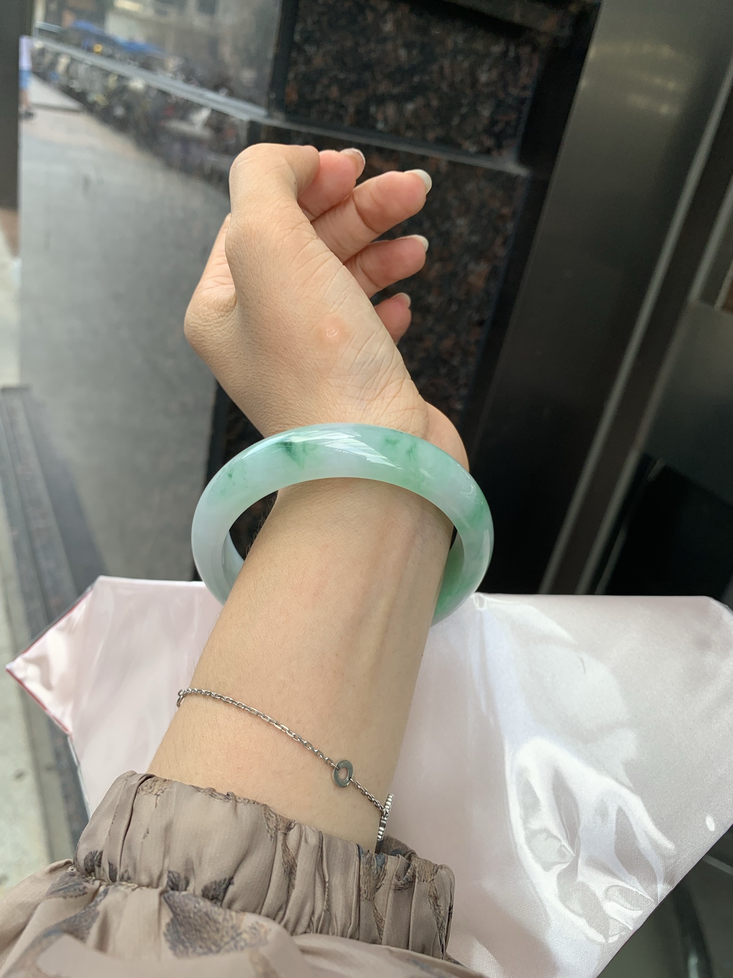 白底青阳绿正圈 58.9-7.5-13.9 0527-231 打灯多处细纹，不影响，底妆水润细腻，满圈阳绿花色点睛之笔，更显灵动，有生命力。