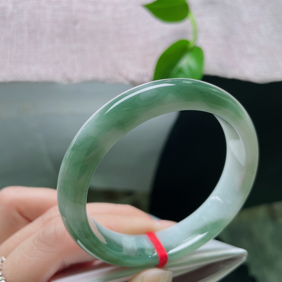 油绿正圈，水润细腻，婉间风华，沉稳贵气，有纹，ss49242a