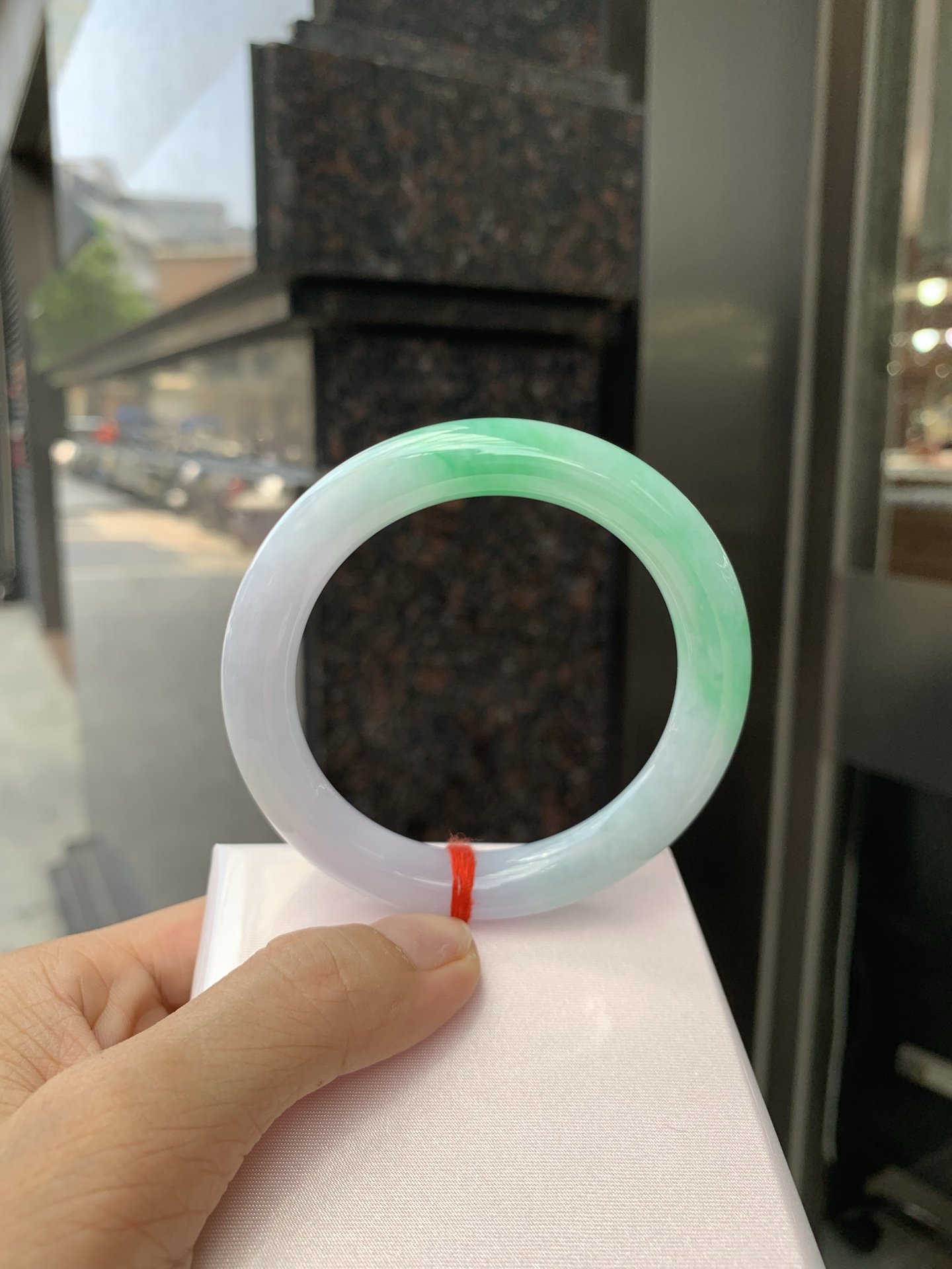 白底青半山水圆条 0527-N781-1 打灯棉线，不影响，底妆水润细腻，半圈绿花色点睛之笔，半山半水，一镯两戴，更显灵动，有生命力。