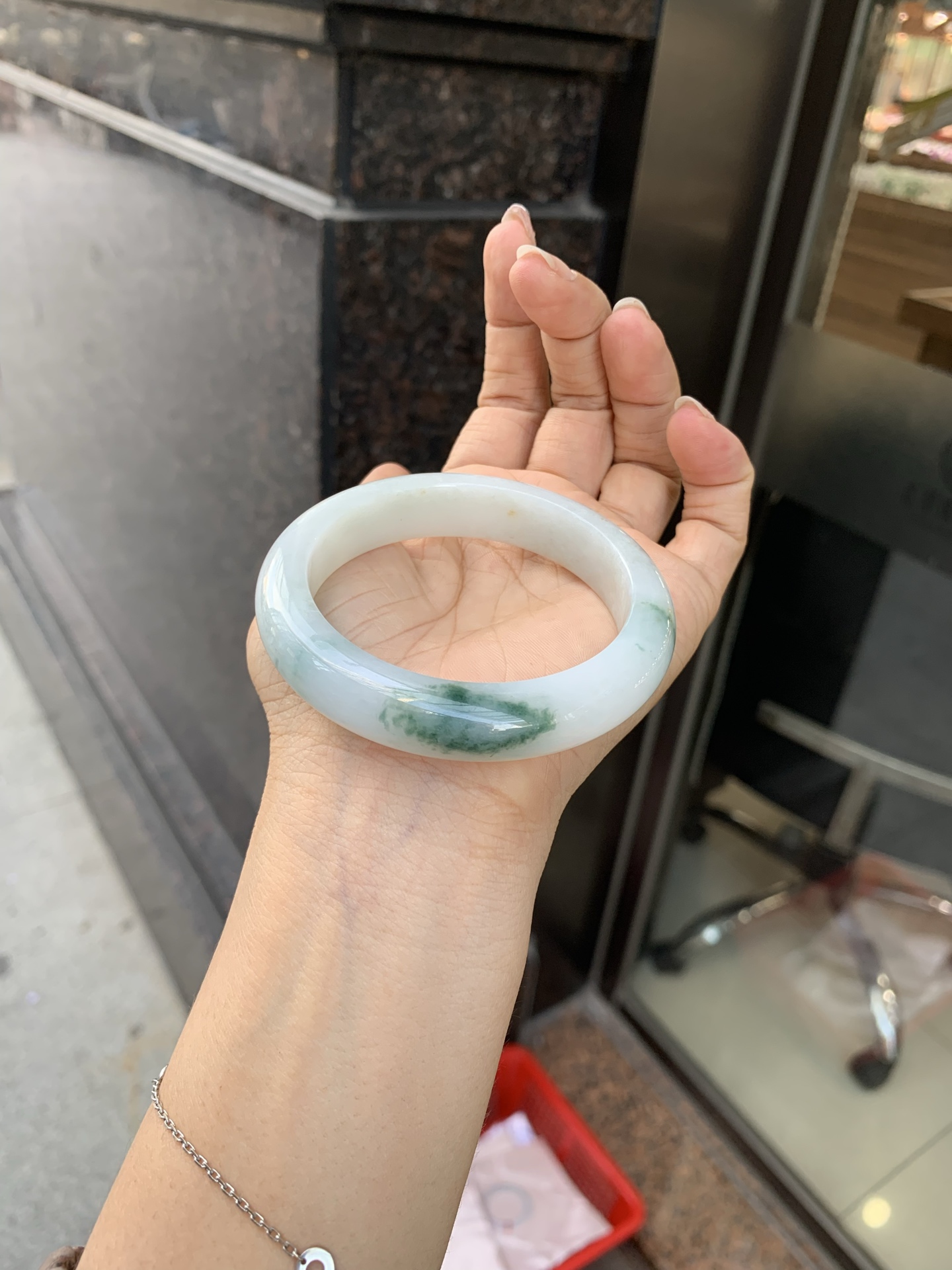 飘花正圈 54.6-8.3-12.3 0527-FF-2833 无裂，底妆水润，蓝花灵动飘逸，勾勒出一幅唯美诗意的山水意境画，古典优雅又秀气