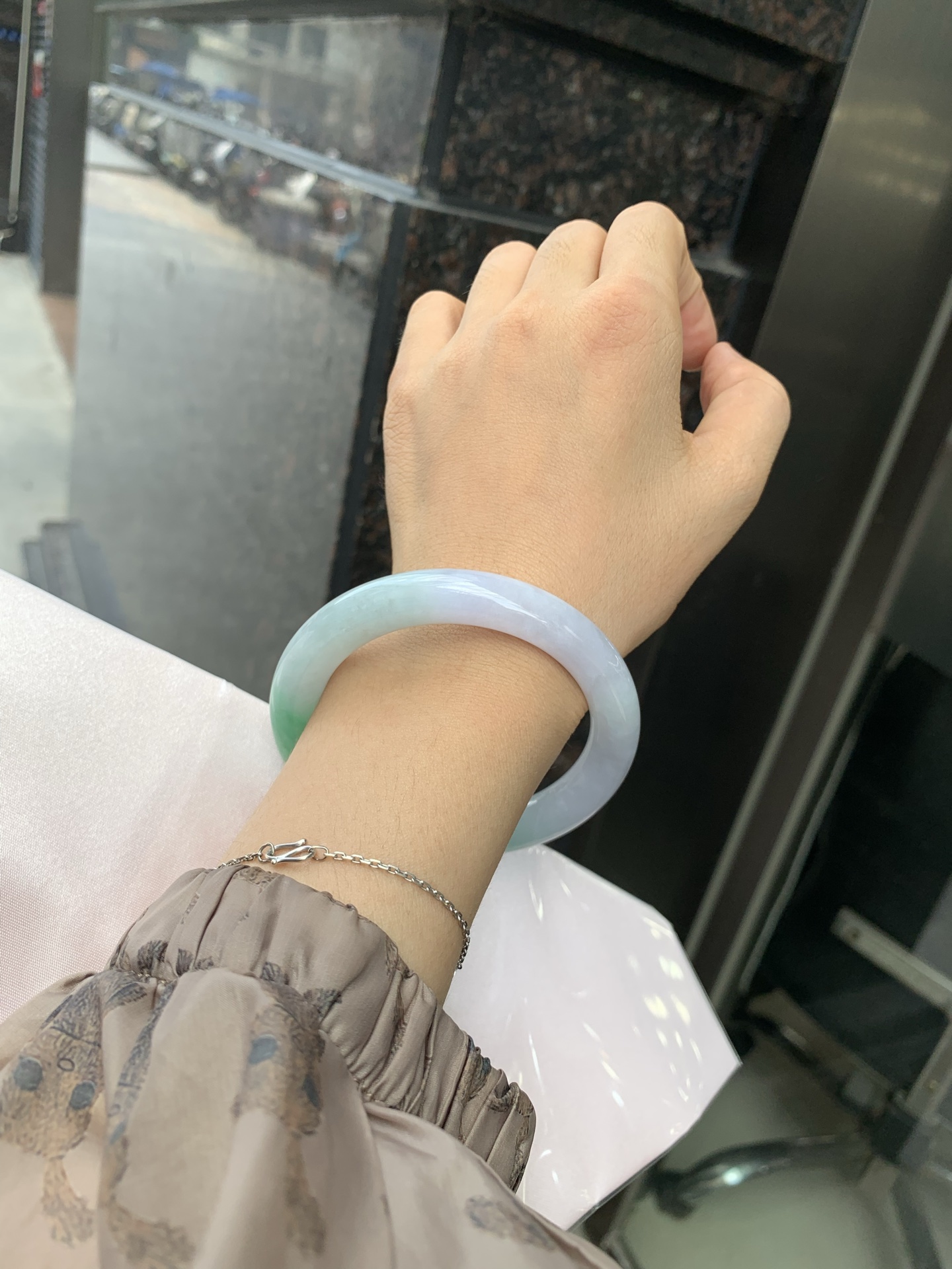 白底青半山水圆条 0527-N781-1 打灯棉线，不影响，底妆水润细腻，半圈绿花色点睛之笔，半山半水，一镯两戴，更显灵动，有生命力。