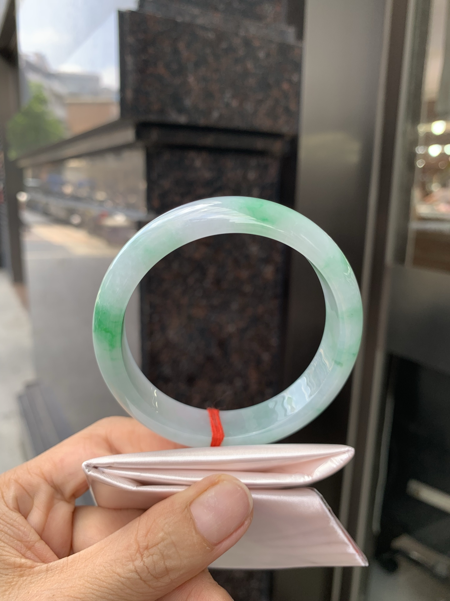 白底青阳绿正圈 58.9-7.5-13.9 0527-231 打灯多处细纹，不影响，底妆水润细腻，满圈阳绿花色点睛之笔，更显灵动，有生命力。