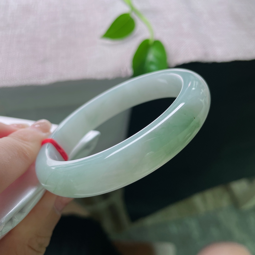 56/12.1/7.9，浅绿底正圈，水润，一抹深色巧思，简约不简单，无裂，ss49277a