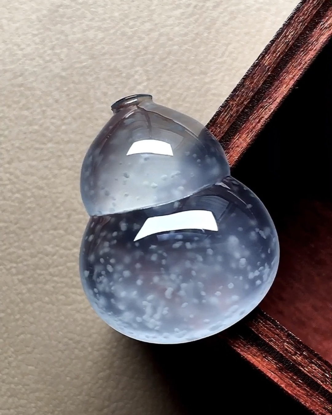 玻璃种木那大葫芦 冰透感十足，白皙透亮，尺寸22.7*16*5.5