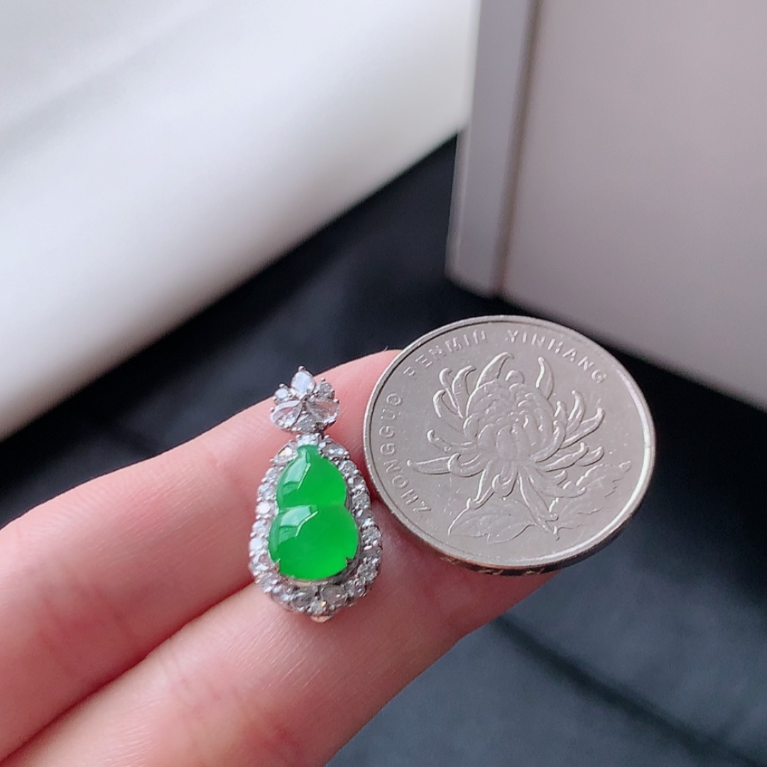 冰阳绿葫芦吊坠。冰润冰胶，种老细腻水润，佩戴优雅精致 货号52525，21.4-10.6-9.5