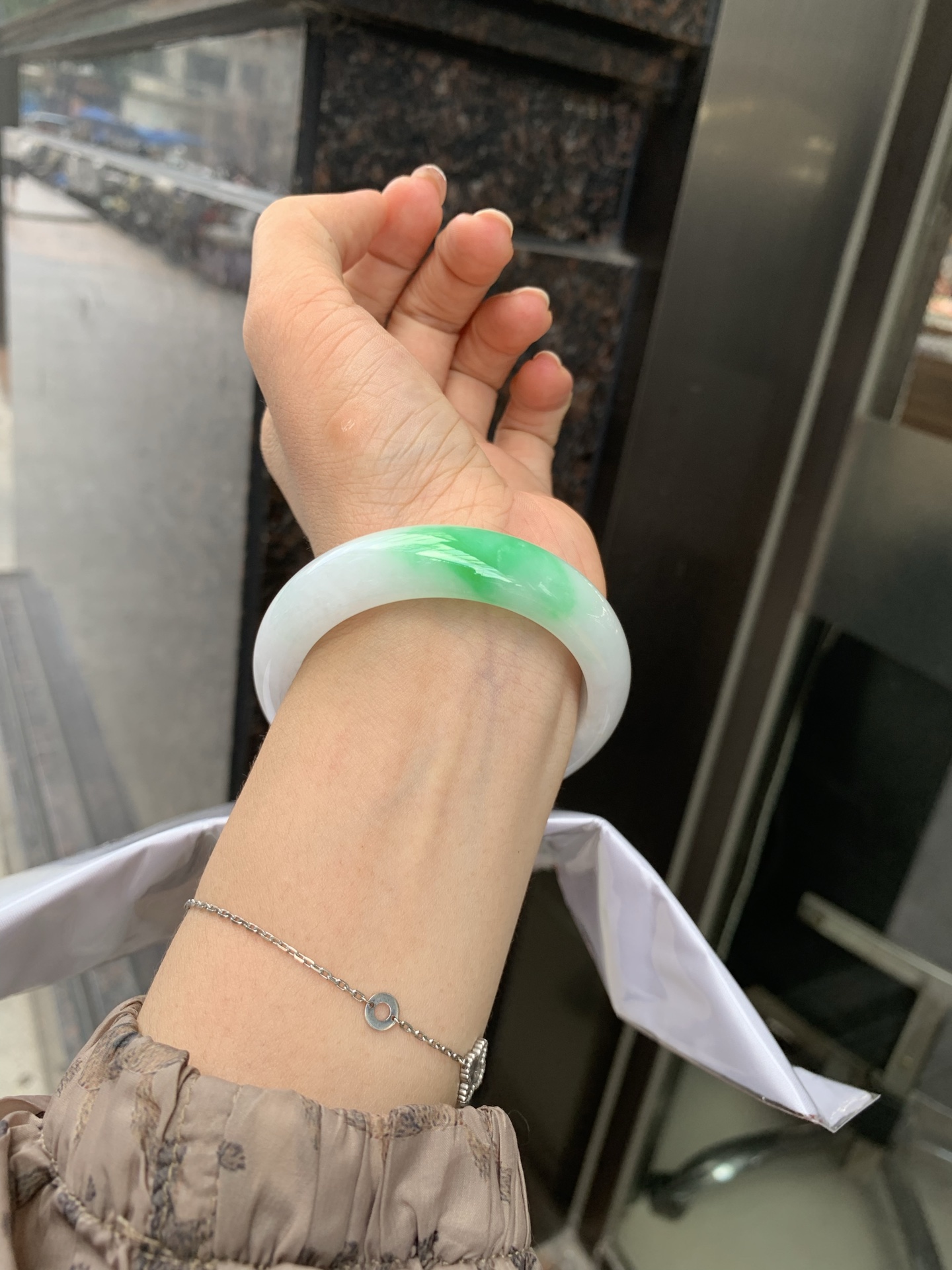 白底青阳绿正圈 52.5-7.8-13.3 0527-231 打灯细纹，不影响，底妆水润细腻，一抹阳绿花色点睛之笔，更显灵动，有生命力。