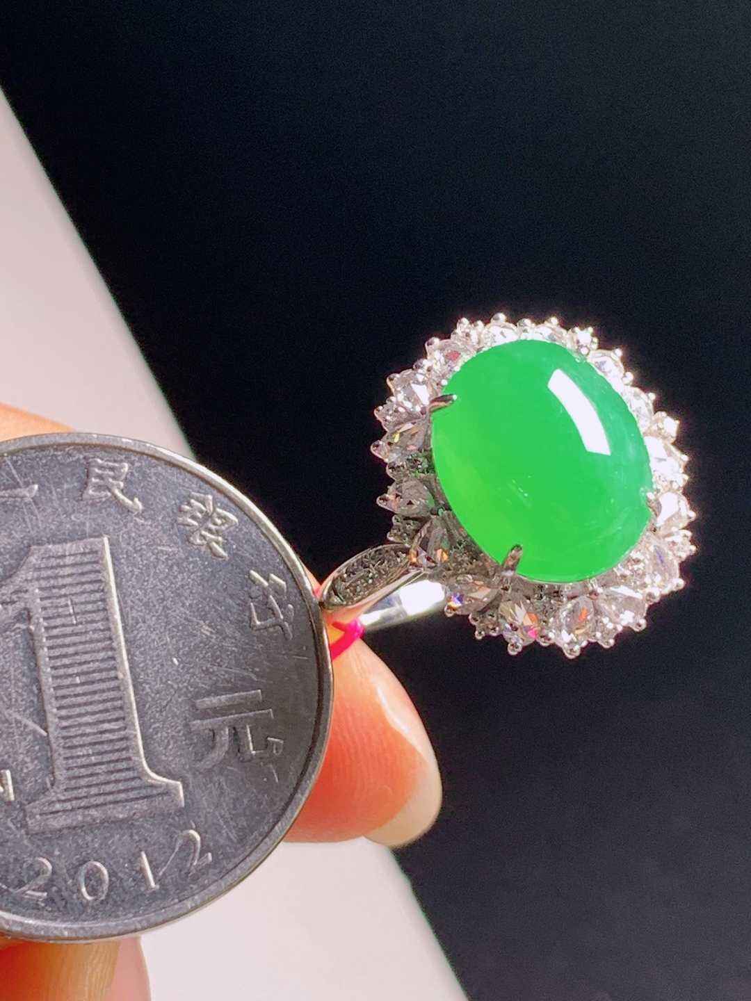 ️  阳绿蛋面戒指，蛋面圆润色阳水足，璀璨闪耀颜值炸裂 裸石11.8-9.6-5.5 圈口14
