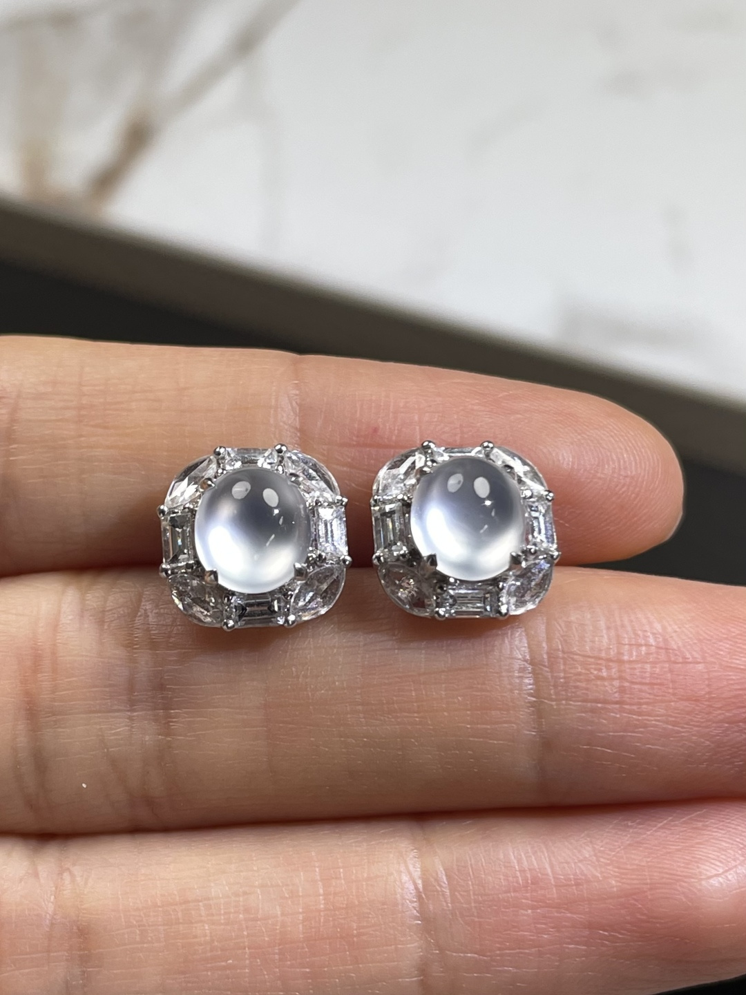 ️玻璃种蛋面耳钉 裸石：7*6.5*4.5mm 整体：10.5*10.5*8mm