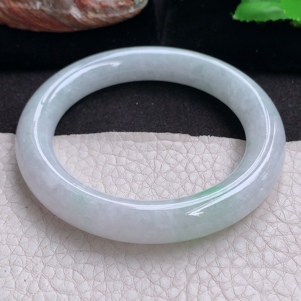 n实拍53.5*11*10.5美人镯 缅甸翡翠a货玉手镯清新飘绿圆条玉手环