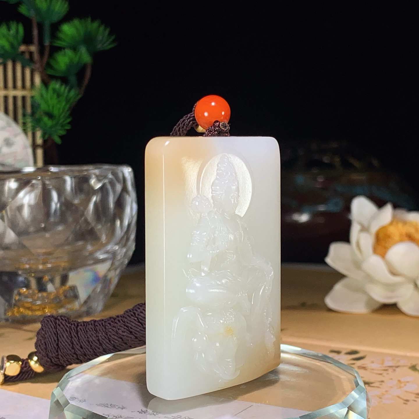 和田玉白玉普贤菩萨挂件 尺寸51/31/7.5重40克。玉质细腻油润。手推出油。佩戴高端典雅。lt260528