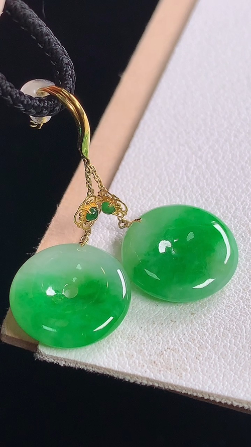 18K阳绿平安扣耳坠，无裂，尺寸:36.0-14.2-2.8mm 25