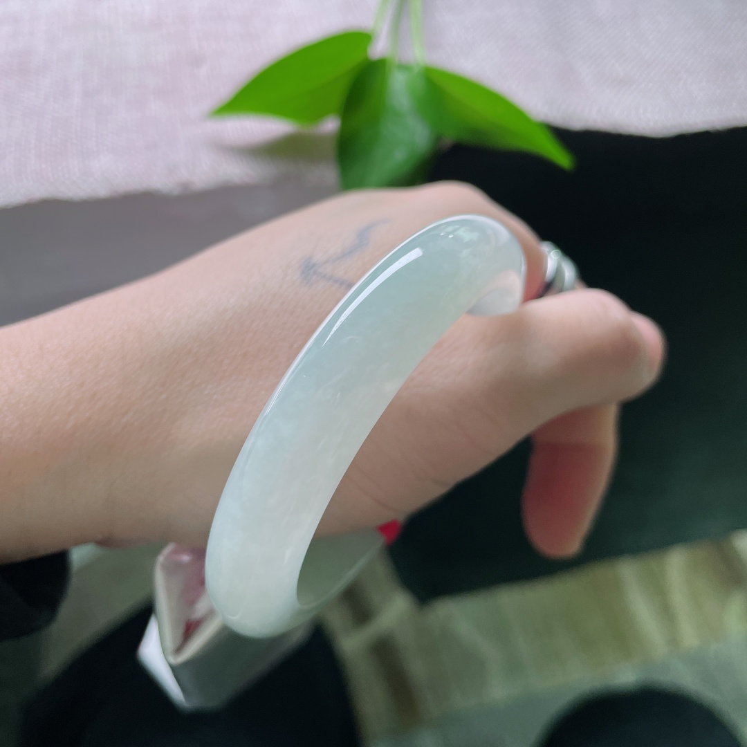 54/11.9/8.4，冰晴底正圈，晶莹玉透，种老，举手投足间尽显东方女子的温婉风骨。无裂，ss53633a