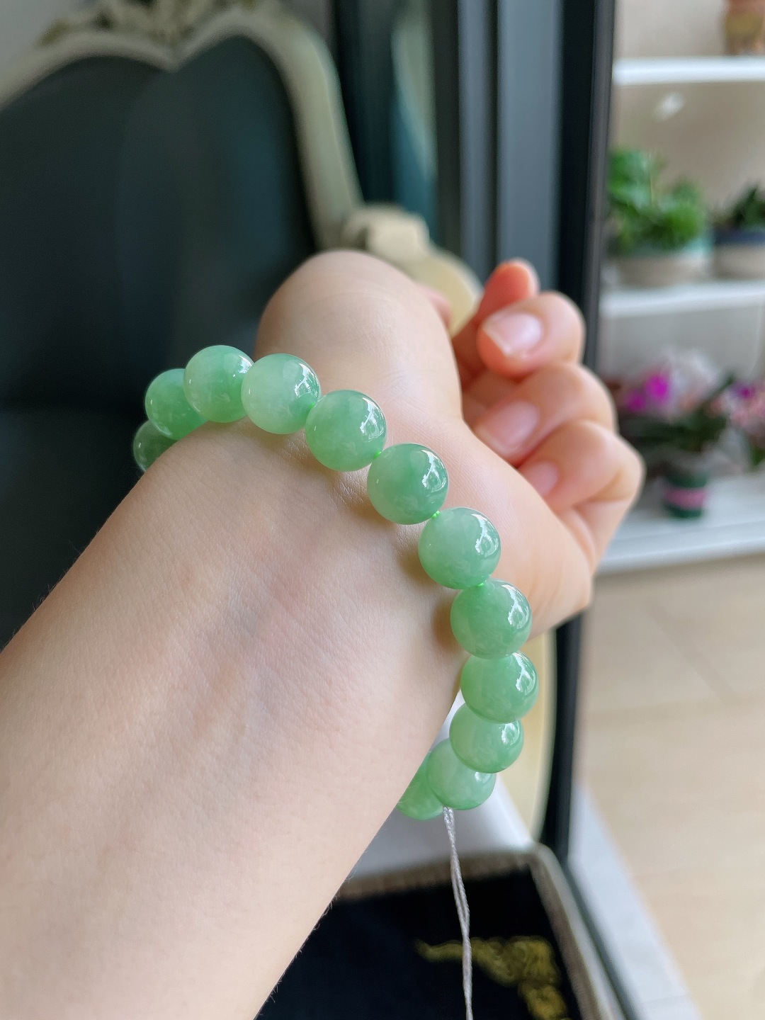 ️天然翡翠A货，冰满绿冰浅绿手串，尺寸：10mm。【编3983】