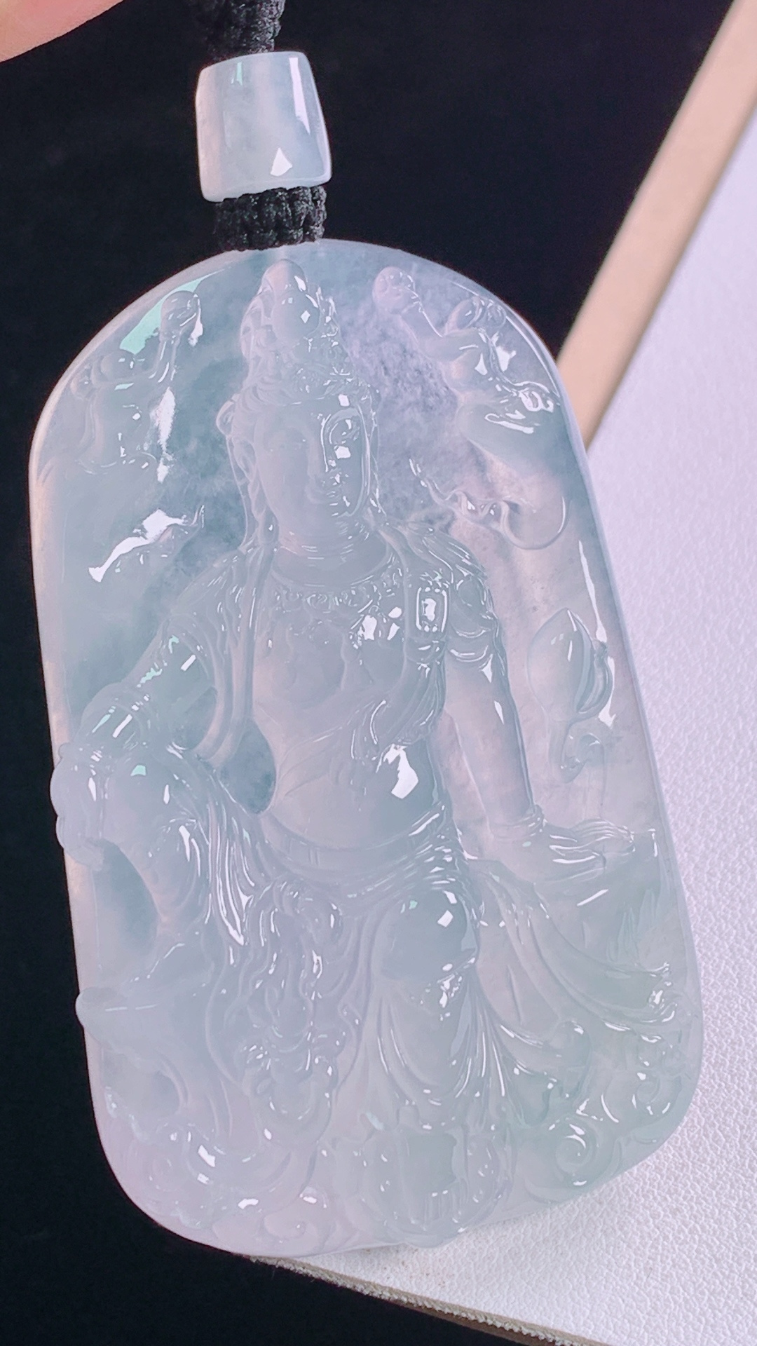 高冰观音菩萨 种水，冰晶玉洁，无裂 尺寸:71.5-44.7-12.4mm 25