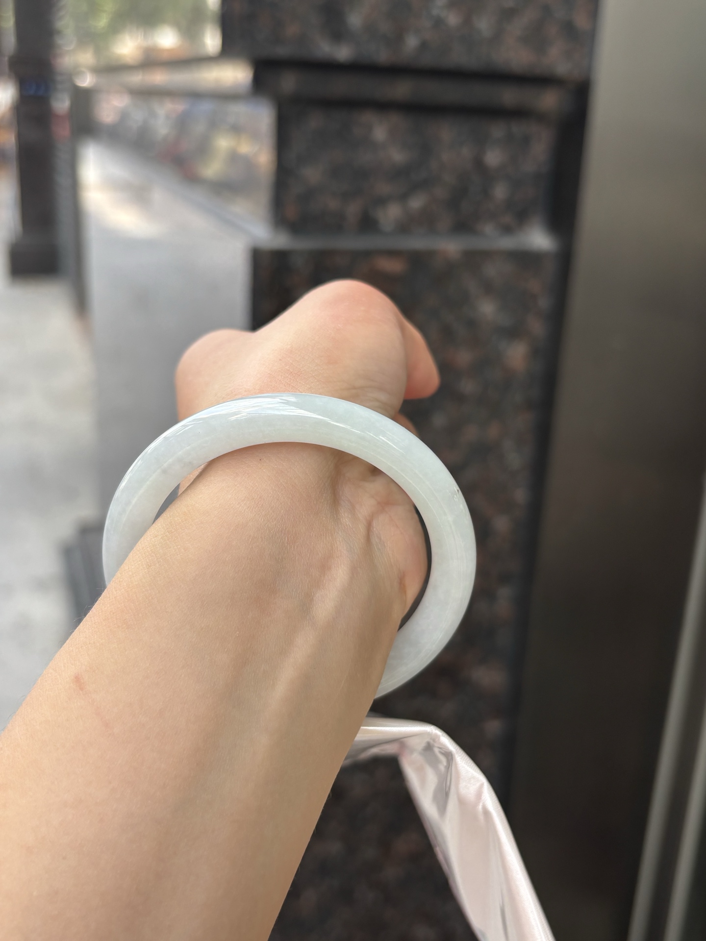 白底圆条 55.3-8.8-8.5 0528-N844 无裂，底妆干净细腻，飘一抹洒金。