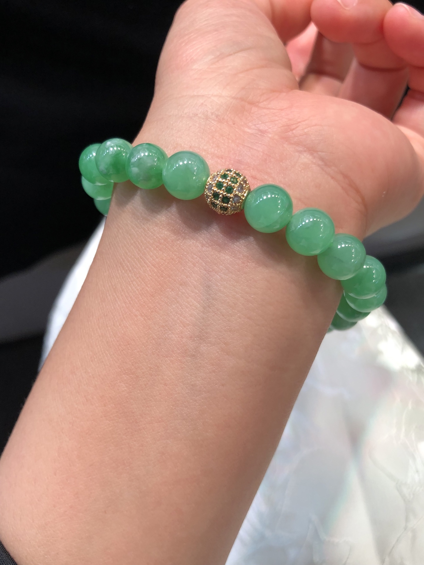 果阳绿圆珠手串 水润冰胶，色甜色阳 种色均匀，见光不失色 尺寸如图一  实物更美～