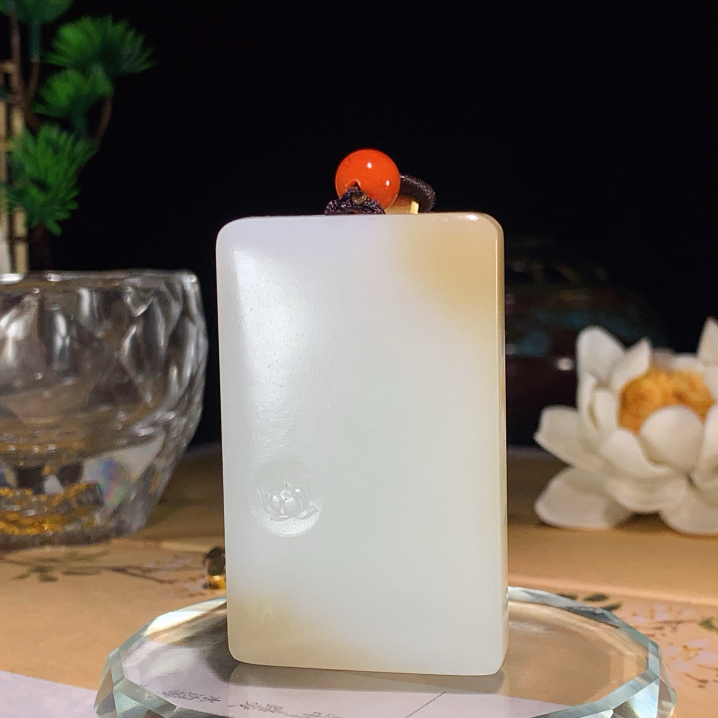 和田玉白玉普贤菩萨挂件 尺寸51/31/7.5重40克。玉质细腻油润。手推出油。佩戴高端典雅。lt260528
