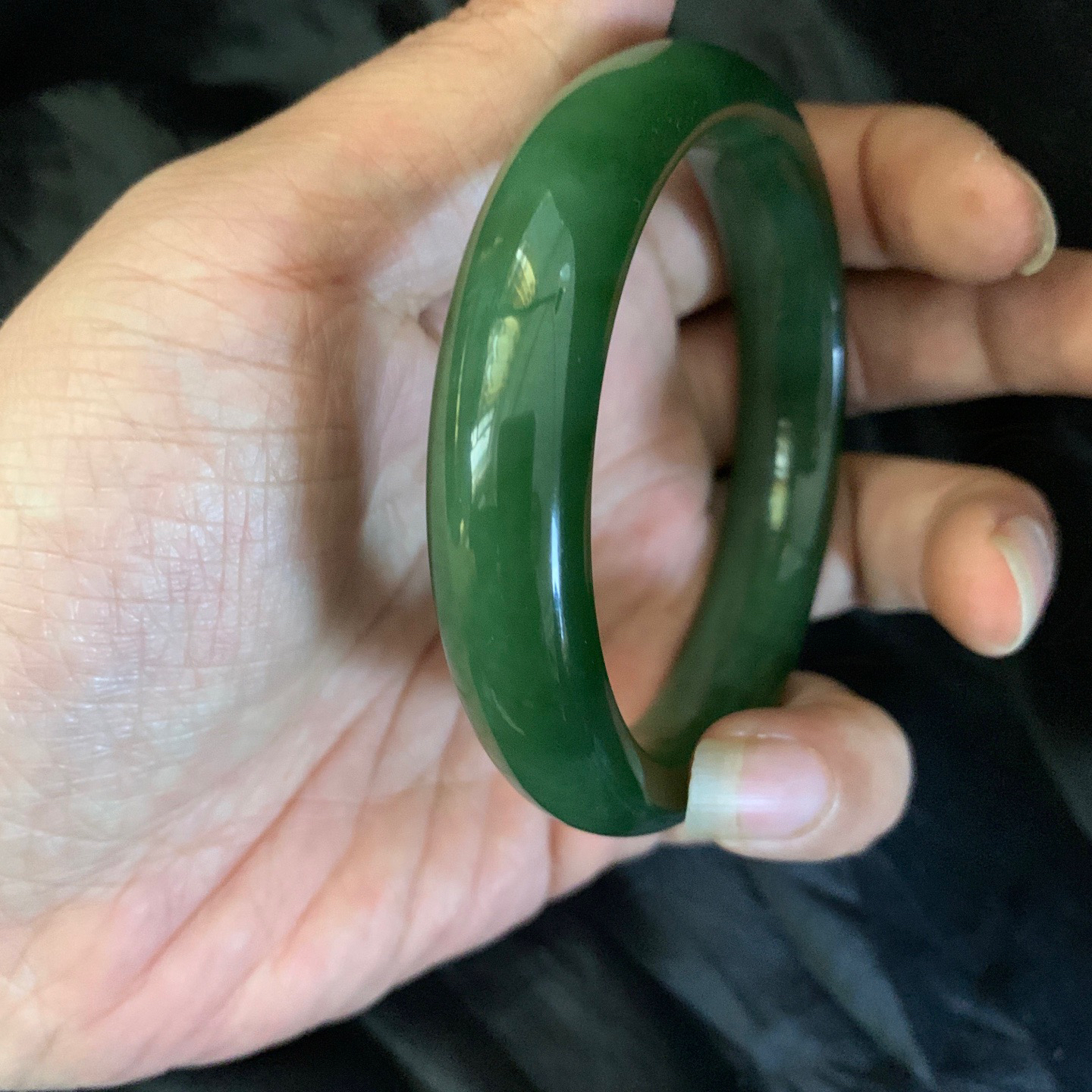 珍藏品，59.3圈口和田玉碧玉冰底菠菜绿手镯【挽间柔情】，和田玉59.3圈口手镯，镯型古朴典雅。在诗情画意的雨巷相遇，你是我腕间的一抹风情，有你眸有深情.清风荡漾湖间静水，我愿俯身低眉，在烟波涟漪处寻