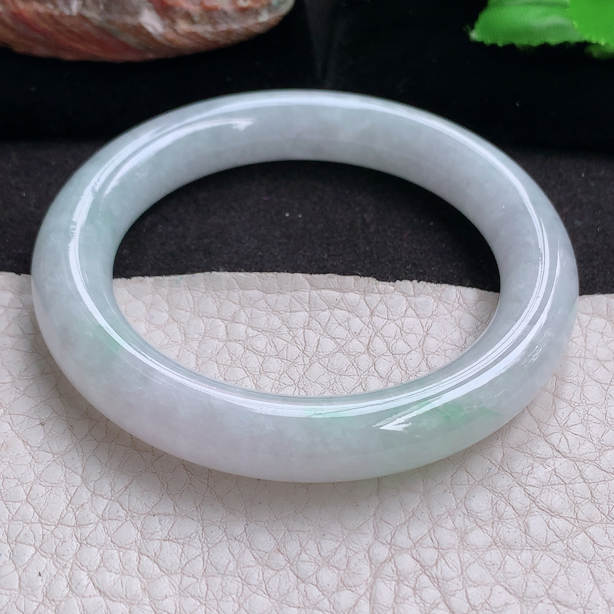n实拍53.5*11*10.5美人镯 缅甸翡翠a货玉手镯清新飘绿圆条玉手环