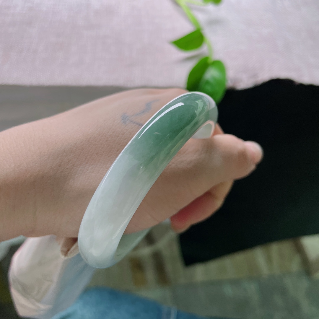 55.7/12.5/7.9，绿底正圈，一抹深色点缀，沉稳中透露着知性，水润，有纹，ss53155a
